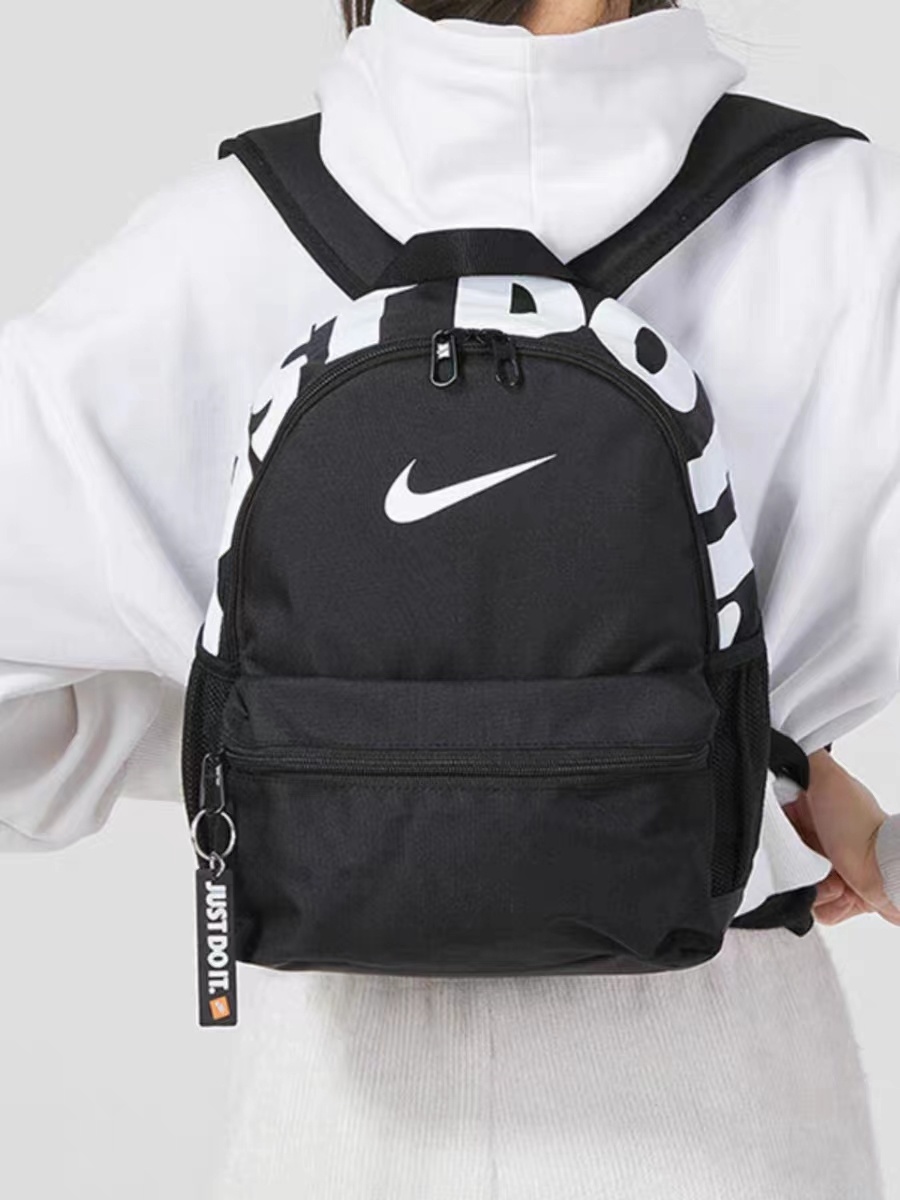 💰80          
【最高版本】        
耐克nike双肩包学生书包儿童书包迷你书包小奶包男女生同款。
包包质量超级好  细节做工都非常到位。
模特实拍 上身效果拉满。
颜色：白蓝  黑白  黑粉 粉白 镭射黑
尺寸：31  *25* 12