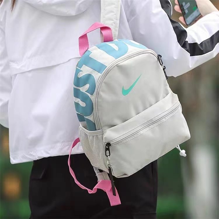 💰80          
【最高版本】        
耐克nike双肩包学生书包儿童书包迷你书包小奶包男女生同款。
包包质量超级好  细节做工都非常到位。
模特实拍 上身效果拉满。
颜色：白蓝  黑白  黑粉 粉白 镭射黑
尺寸：31  *25* 12