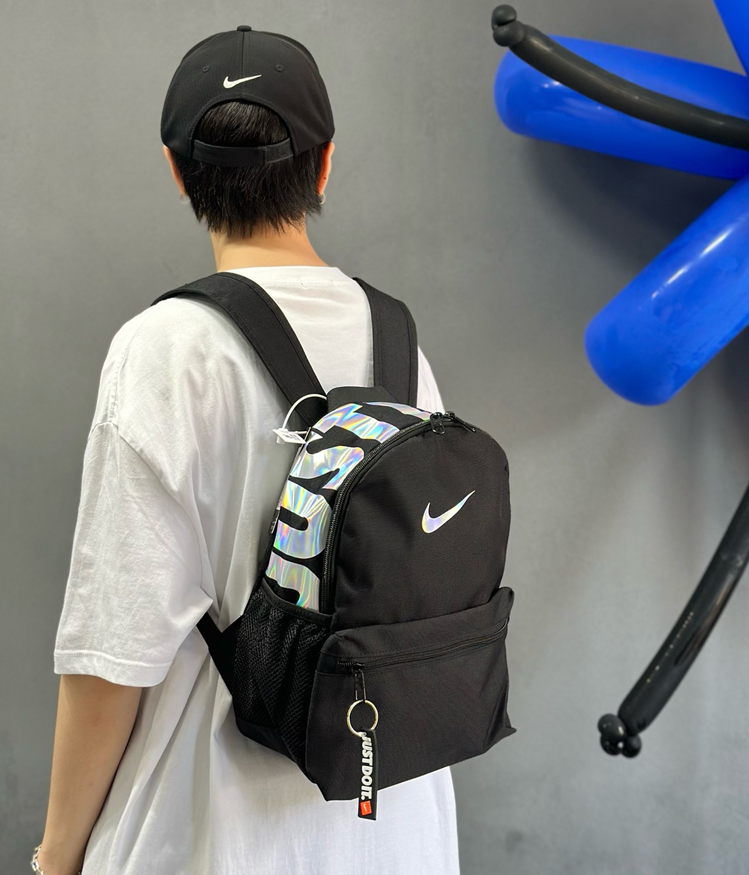 💰80          
【最高版本】        
耐克nike双肩包学生书包儿童书包迷你书包小奶包男女生同款。
包包质量超级好  细节做工都非常到位。
模特实拍 上身效果拉满。
颜色：白蓝  黑白  黑粉 粉白 镭射黑
尺寸：31  *25* 12