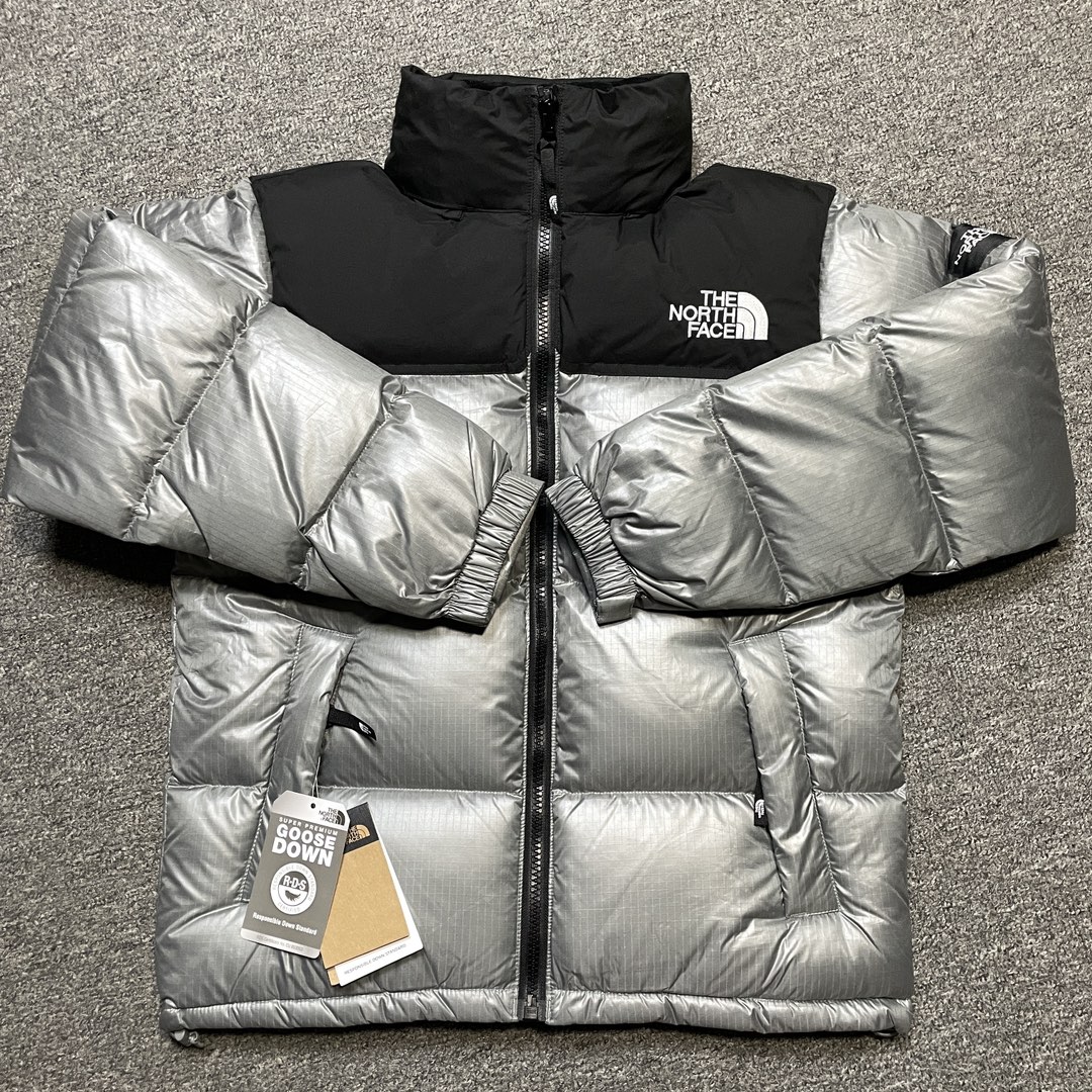 福利特价🔥 S版 The North Face 北面 Nuptse 大格子 袖标羽绒服 韩国出口同批次订单 高端零售 平台专供品质 刺绣采用进口田岛绣花 采用进口7号针 日本女皇绣线 保证每字饱满工 立体感清晰 内里填充国标羽绒，保暖性能更出色，轻便不厚重，压缩后的蓬松度恢复性好 原厂定制40D格子四级防水布料，内胆采用40T高密度胆布，防跑绒 并保证手感及膨松度，内里采用尼龙Nylon双重双层封禁设计，不会出现任何跑绒现象，内置抽拉绳扣的可调节下摆，可防风防寒 拉链采用吉田YKK原厂定制，刻字清晰，拉感完美顺滑不卡齿 辅料及扣子均采用原版一样铜芯弹簧【非市面铁芯弹簧】品质可随意🆚对比 尺码：XS S M L XL XXL-选品中心