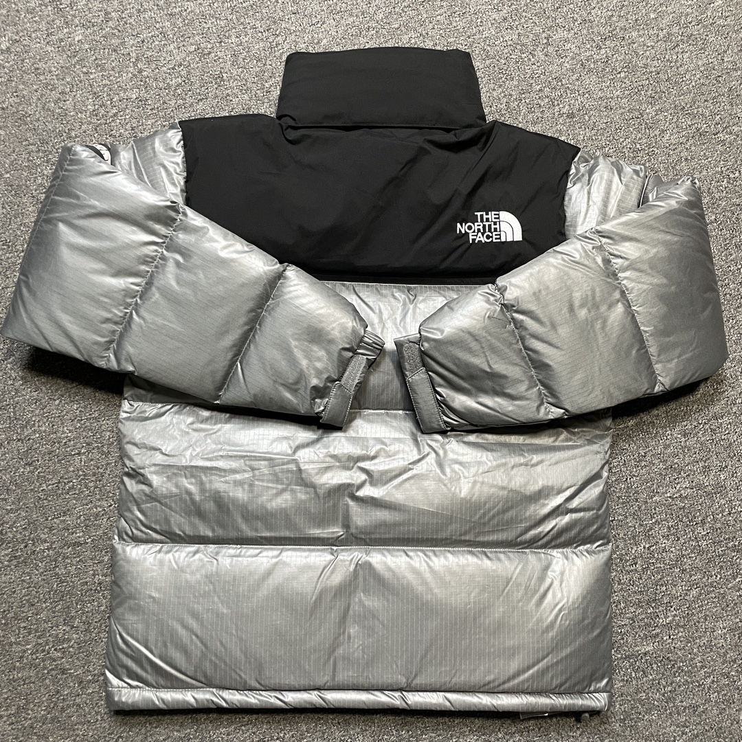 图片[8]-福利特价🔥 S版 The North Face 北面 Nuptse 大格子 袖标羽绒服 韩国出口同批次订单 高端零售 平台专供品质 刺绣采用进口田岛绣花 采用进口7号针 日本女皇绣线 保证每字饱满工 立体感清晰 内里填充国标羽绒，保暖性能更出色，轻便不厚重，压缩后的蓬松度恢复性好 原厂定制40D格子四级防水布料，内胆采用40T高密度胆布，防跑绒 并保证手感及膨松度，内里采用尼龙Nylon双重双层封禁设计，不会出现任何跑绒现象，内置抽拉绳扣的可调节下摆，可防风防寒 拉链采用吉田YKK原厂定制，刻字清晰，拉感完美顺滑不卡齿 辅料及扣子均采用原版一样铜芯弹簧【非市面铁芯弹簧】品质可随意🆚对比 尺码：XS S M L XL XXL-选品中心