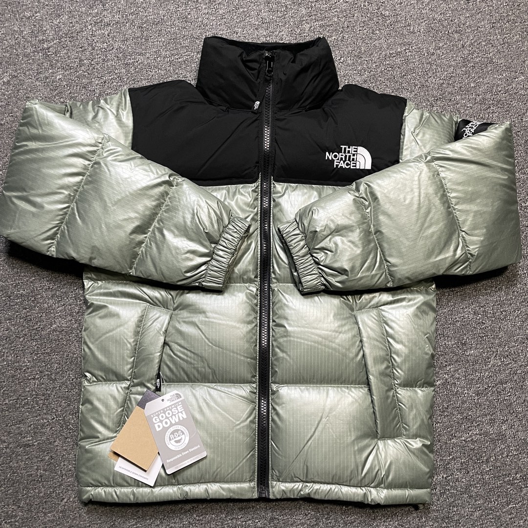 福利特价🔥 S版 The North Face 北面 Nuptse 大格子 袖标羽绒服 韩国出口同批次订单 高端零售 平台专供品质 刺绣采用进口田岛绣花 采用进口7号针 日本女皇绣线 保证每字饱满工 立体感清晰 内里填充国标羽绒，保暖性能更出色，轻便不厚重，压缩后的蓬松度恢复性好 原厂定制40D格子四级防水布料，内胆采用40T高密度胆布，防跑绒 并保证手感及膨松度，内里采用尼龙Nylon双重双层封禁设计，不会出现任何跑绒现象，内置抽拉绳扣的可调节下摆，可防风防寒 拉链采用吉田YKK原厂定制，刻字清晰，拉感完美顺滑不卡齿 辅料及扣子均采用原版一样铜芯弹簧【非市面铁芯弹簧】品质可随意🆚对比 尺码：XS S M L XL XXL-选品中心