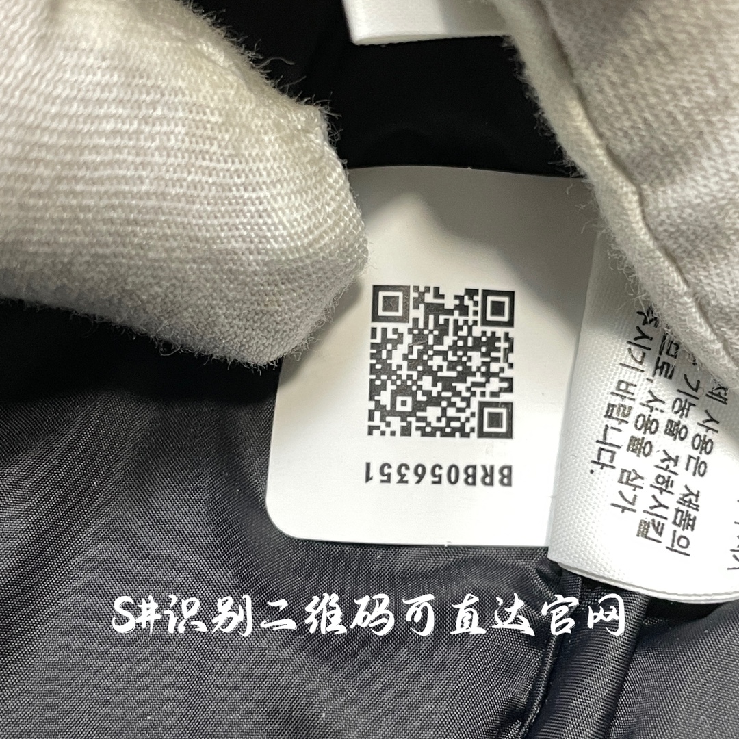 图片[9]-福利特价🔥 S版 The North Face 北面 Nuptse 大格子 袖标羽绒服 韩国出口同批次订单 高端零售 平台专供品质 刺绣采用进口田岛绣花 采用进口7号针 日本女皇绣线 保证每字饱满工 立体感清晰 内里填充国标羽绒，保暖性能更出色，轻便不厚重，压缩后的蓬松度恢复性好 原厂定制40D格子四级防水布料，内胆采用40T高密度胆布，防跑绒 并保证手感及膨松度，内里采用尼龙Nylon双重双层封禁设计，不会出现任何跑绒现象，内置抽拉绳扣的可调节下摆，可防风防寒 拉链采用吉田YKK原厂定制，刻字清晰，拉感完美顺滑不卡齿 辅料及扣子均采用原版一样铜芯弹簧【非市面铁芯弹簧】品质可随意🆚对比 尺码：XS S M L XL XXL-选品中心