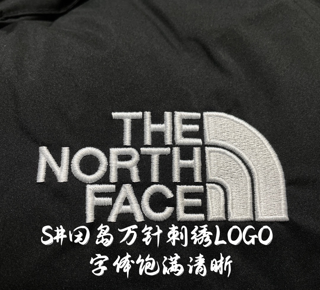 图片[7]-福利特价🔥 S版 The North Face 北面 Nuptse 大格子 袖标羽绒服 韩国出口同批次订单 高端零售 平台专供品质 刺绣采用进口田岛绣花 采用进口7号针 日本女皇绣线 保证每字饱满工 立体感清晰 内里填充国标羽绒，保暖性能更出色，轻便不厚重，压缩后的蓬松度恢复性好 原厂定制40D格子四级防水布料，内胆采用40T高密度胆布，防跑绒 并保证手感及膨松度，内里采用尼龙Nylon双重双层封禁设计，不会出现任何跑绒现象，内置抽拉绳扣的可调节下摆，可防风防寒 拉链采用吉田YKK原厂定制，刻字清晰，拉感完美顺滑不卡齿 辅料及扣子均采用原版一样铜芯弹簧【非市面铁芯弹簧】品质可随意🆚对比 尺码：XS S M L XL XXL-选品中心