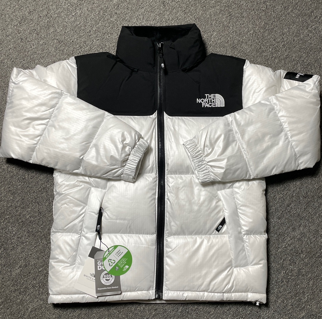福利特价🔥 S版 The North Face 北面 Nuptse 大格子 袖标羽绒服 韩国出口同批次订单 高端零售 平台专供品质 刺绣采用进口田岛绣花 采用进口7号针 日本女皇绣线 保证每字饱满工 立体感清晰 内里填充国标羽绒，保暖性能更出色，轻便不厚重，压缩后的蓬松度恢复性好 原厂定制40D格子四级防水布料，内胆采用40T高密度胆布，防跑绒 并保证手感及膨松度，内里采用尼龙Nylon双重双层封禁设计，不会出现任何跑绒现象，内置抽拉绳扣的可调节下摆，可防风防寒 拉链采用吉田YKK原厂定制，刻字清晰，拉感完美顺滑不卡齿 辅料及扣子均采用原版一样铜芯弹簧【非市面铁芯弹簧】品质可随意🆚对比 尺码：XS S M L XL XXL-选品中心