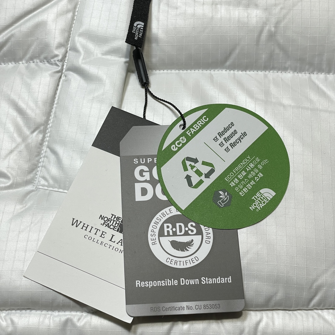 图片[6]-福利特价🔥 S版 The North Face 北面 Nuptse 大格子 袖标羽绒服 韩国出口同批次订单 高端零售 平台专供品质 刺绣采用进口田岛绣花 采用进口7号针 日本女皇绣线 保证每字饱满工 立体感清晰 内里填充国标羽绒，保暖性能更出色，轻便不厚重，压缩后的蓬松度恢复性好 原厂定制40D格子四级防水布料，内胆采用40T高密度胆布，防跑绒 并保证手感及膨松度，内里采用尼龙Nylon双重双层封禁设计，不会出现任何跑绒现象，内置抽拉绳扣的可调节下摆，可防风防寒 拉链采用吉田YKK原厂定制，刻字清晰，拉感完美顺滑不卡齿 辅料及扣子均采用原版一样铜芯弹簧【非市面铁芯弹簧】品质可随意🆚对比 尺码：XS S M L XL XXL-选品中心