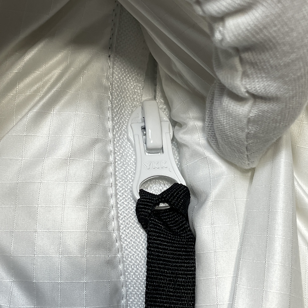 图片[8]-福利特价🔥 S版 The North Face 北面 Nuptse 大格子 袖标羽绒服 韩国出口同批次订单 高端零售 平台专供品质 刺绣采用进口田岛绣花 采用进口7号针 日本女皇绣线 保证每字饱满工 立体感清晰 内里填充国标羽绒，保暖性能更出色，轻便不厚重，压缩后的蓬松度恢复性好 原厂定制40D格子四级防水布料，内胆采用40T高密度胆布，防跑绒 并保证手感及膨松度，内里采用尼龙Nylon双重双层封禁设计，不会出现任何跑绒现象，内置抽拉绳扣的可调节下摆，可防风防寒 拉链采用吉田YKK原厂定制，刻字清晰，拉感完美顺滑不卡齿 辅料及扣子均采用原版一样铜芯弹簧【非市面铁芯弹簧】品质可随意🆚对比 尺码：XS S M L XL XXL-选品中心