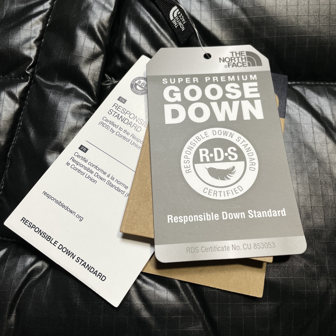 图片[7]-福利特价🔥 S版 The North Face 北面 Nuptse 大格子 袖标羽绒服 韩国出口同批次订单 高端零售 平台专供品质 刺绣采用进口田岛绣花 采用进口7号针 日本女皇绣线 保证每字饱满工 立体感清晰 内里填充国标羽绒，保暖性能更出色，轻便不厚重，压缩后的蓬松度恢复性好 原厂定制40D格子四级防水布料，内胆采用40T高密度胆布，防跑绒 并保证手感及膨松度，内里采用尼龙Nylon双重双层封禁设计，不会出现任何跑绒现象，内置抽拉绳扣的可调节下摆，可防风防寒 拉链采用吉田YKK原厂定制，刻字清晰，拉感完美顺滑不卡齿 辅料及扣子均采用原版一样铜芯弹簧【非市面铁芯弹簧】品质可随意🆚对比 尺码：XS M L XL XXL-选品中心