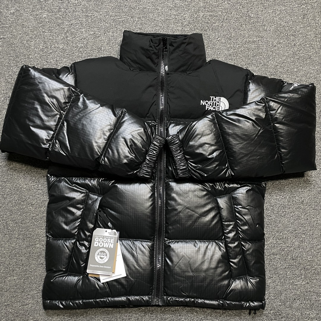 福利特价🔥 S版 The North Face 北面 Nuptse 大格子 袖标羽绒服 韩国出口同批次订单 高端零售 平台专供品质 刺绣采用进口田岛绣花 采用进口7号针 日本女皇绣线 保证每字饱满工 立体感清晰 内里填充国标羽绒，保暖性能更出色，轻便不厚重，压缩后的蓬松度恢复性好 原厂定制40D格子四级防水布料，内胆采用40T高密度胆布，防跑绒 并保证手感及膨松度，内里采用尼龙Nylon双重双层封禁设计，不会出现任何跑绒现象，内置抽拉绳扣的可调节下摆，可防风防寒 拉链采用吉田YKK原厂定制，刻字清晰，拉感完美顺滑不卡齿 辅料及扣子均采用原版一样铜芯弹簧【非市面铁芯弹簧】品质可随意🆚对比 尺码：XS M L XL XXL-选品中心