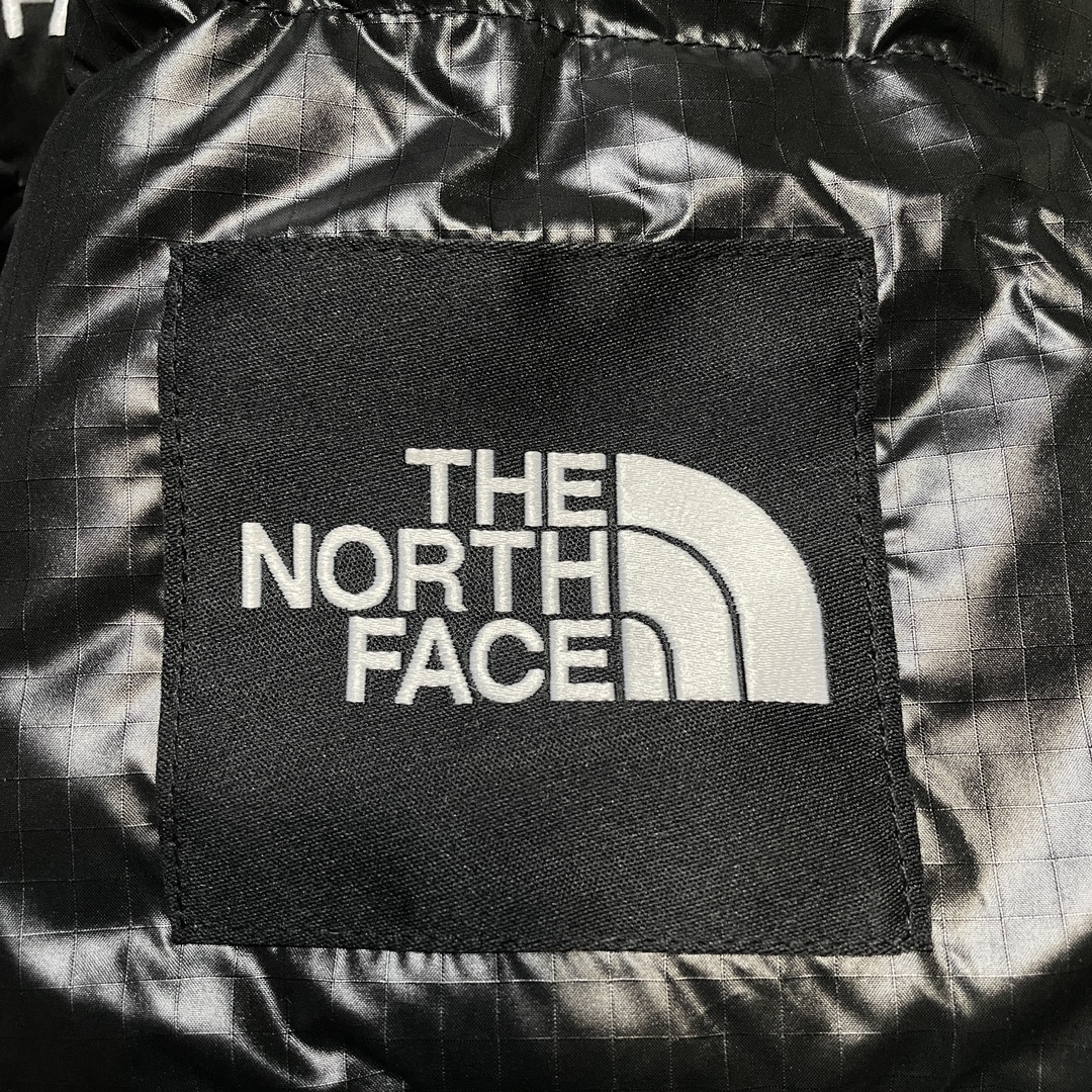 图片[6]-福利特价🔥 S版 The North Face 北面 Nuptse 大格子 袖标羽绒服 韩国出口同批次订单 高端零售 平台专供品质 刺绣采用进口田岛绣花 采用进口7号针 日本女皇绣线 保证每字饱满工 立体感清晰 内里填充国标羽绒，保暖性能更出色，轻便不厚重，压缩后的蓬松度恢复性好 原厂定制40D格子四级防水布料，内胆采用40T高密度胆布，防跑绒 并保证手感及膨松度，内里采用尼龙Nylon双重双层封禁设计，不会出现任何跑绒现象，内置抽拉绳扣的可调节下摆，可防风防寒 拉链采用吉田YKK原厂定制，刻字清晰，拉感完美顺滑不卡齿 辅料及扣子均采用原版一样铜芯弹簧【非市面铁芯弹簧】品质可随意🆚对比 尺码：XS M L XL XXL-选品中心