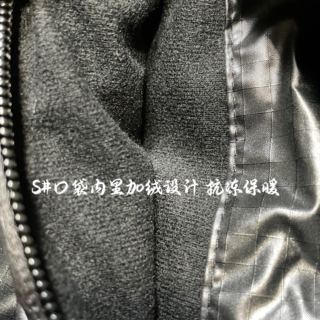 图片[9]-福利特价🔥 S版 The North Face 北面 Nuptse 大格子 袖标羽绒服 韩国出口同批次订单 高端零售 平台专供品质 刺绣采用进口田岛绣花 采用进口7号针 日本女皇绣线 保证每字饱满工 立体感清晰 内里填充国标羽绒，保暖性能更出色，轻便不厚重，压缩后的蓬松度恢复性好 原厂定制40D格子四级防水布料，内胆采用40T高密度胆布，防跑绒 并保证手感及膨松度，内里采用尼龙Nylon双重双层封禁设计，不会出现任何跑绒现象，内置抽拉绳扣的可调节下摆，可防风防寒 拉链采用吉田YKK原厂定制，刻字清晰，拉感完美顺滑不卡齿 辅料及扣子均采用原版一样铜芯弹簧【非市面铁芯弹簧】品质可随意🆚对比 尺码：XS M L XL XXL-选品中心