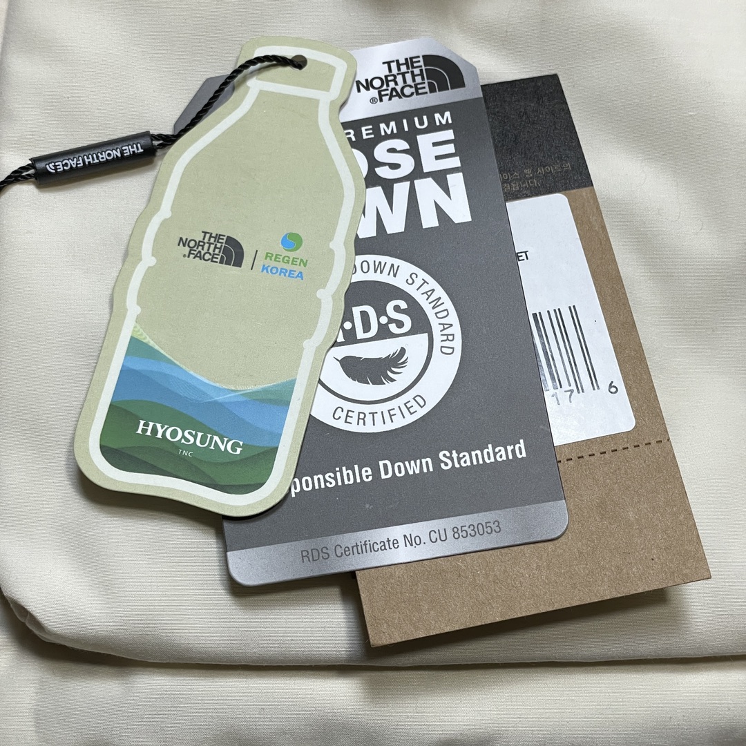 图片[6]-福利特价🔥 S版 TNF 北面 户外登山 工装款羽绒服 巅峰之作 韩国出口同批次订单 高端零售 平台专供品质 高端于任何一款北面羽绒服 工艺十分复杂 并非单纯一件羽绒服那么简单 内里填充80绒 采用经联盟RDS认证的高品质鹅绒填充 轻便不厚重且压缩后的蓬松度恢复性好（ R·D·S不含任何不必要的动物伤害生产工序，从550蓬到950蓬不等，压缩性和温度重量也是衡量高品质，高填充度鹅线要指标）进口百灵达万针刺绣LOGO 字体饱满清晰 面料采用原厂高密度户外防水材质，防风耐磨防撕裂面料 里布均为380T最高标准，绝不跑绒，透气性极佳 原版辅料五金全部原厂定做100%还原复刻品质！多功能口袋 储物空间很足 内里两侧印领口加绒紧贴头颈舒适保暖 辅料五金全部原厂定做 100%还原复刻品质，YKK吉田ISO9000品质顶级ZP拉链 宽松版型，上身休闲舒适，为冬季户外提供保暖呵护，保暖性出色，穿着轻便不厚重。防潮不易变形 ，容易清洁打理等特点，工艺成本极高 尺码：XS S M L XL XXL-选品中心