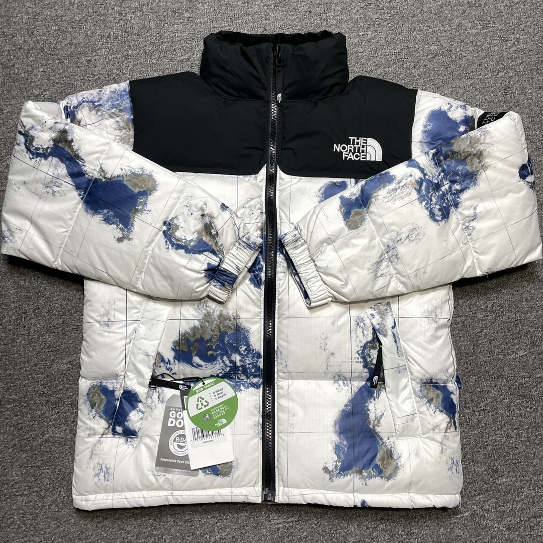 福利特价🔥S版 TNF 北面 Nuptse 地球款 袖标羽绒服 韩国出口同批次订单 高端零售 平台专供品质 刺绣采用进口田岛绣花 采用进口7号针 日本女皇绣线 保证每字饱满工 立体感清晰 内里填充国标羽绒，保暖性能更出色，轻便不厚重，压缩后的蓬松度恢复性好 原厂定制40D格子四级防水布料，内胆采用40T高密度胆布，防跑绒 并保证手感及膨松度，内里采用尼龙Nylon双重双层封禁设计，不会出现任何跑绒现象，内置抽拉绳扣的可调节下摆，可防风防寒 拉链采用吉田YKK原厂定制，刻字清晰，拉感完美顺滑不卡齿 辅料及扣子均采用原版一样铜芯弹簧【非市面铁芯弹簧】品质可随意对比 尺码：XS S M L XL XXL-选品中心