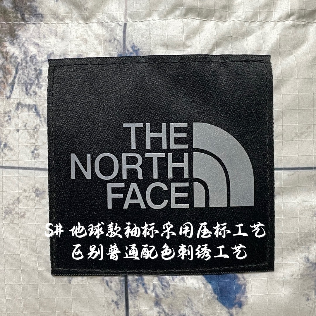图片[8]-福利特价🔥S版 TNF 北面 Nuptse 地球款 袖标羽绒服 韩国出口同批次订单 高端零售 平台专供品质 刺绣采用进口田岛绣花 采用进口7号针 日本女皇绣线 保证每字饱满工 立体感清晰 内里填充国标羽绒，保暖性能更出色，轻便不厚重，压缩后的蓬松度恢复性好 原厂定制40D格子四级防水布料，内胆采用40T高密度胆布，防跑绒 并保证手感及膨松度，内里采用尼龙Nylon双重双层封禁设计，不会出现任何跑绒现象，内置抽拉绳扣的可调节下摆，可防风防寒 拉链采用吉田YKK原厂定制，刻字清晰，拉感完美顺滑不卡齿 辅料及扣子均采用原版一样铜芯弹簧【非市面铁芯弹簧】品质可随意对比 尺码：XS S M L XL XXL-选品中心