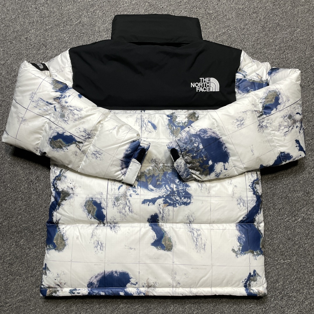 图片[3]-福利特价🔥S版 TNF 北面 Nuptse 地球款 袖标羽绒服 韩国出口同批次订单 高端零售 平台专供品质 刺绣采用进口田岛绣花 采用进口7号针 日本女皇绣线 保证每字饱满工 立体感清晰 内里填充国标羽绒，保暖性能更出色，轻便不厚重，压缩后的蓬松度恢复性好 原厂定制40D格子四级防水布料，内胆采用40T高密度胆布，防跑绒 并保证手感及膨松度，内里采用尼龙Nylon双重双层封禁设计，不会出现任何跑绒现象，内置抽拉绳扣的可调节下摆，可防风防寒 拉链采用吉田YKK原厂定制，刻字清晰，拉感完美顺滑不卡齿 辅料及扣子均采用原版一样铜芯弹簧【非市面铁芯弹簧】品质可随意对比 尺码：XS S M L XL XXL-选品中心