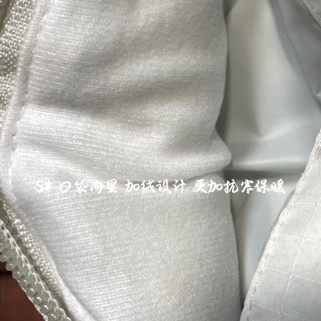 图片[9]-福利特价🔥S版 TNF 北面 Nuptse 地球款 袖标羽绒服 韩国出口同批次订单 高端零售 平台专供品质 刺绣采用进口田岛绣花 采用进口7号针 日本女皇绣线 保证每字饱满工 立体感清晰 内里填充国标羽绒，保暖性能更出色，轻便不厚重，压缩后的蓬松度恢复性好 原厂定制40D格子四级防水布料，内胆采用40T高密度胆布，防跑绒 并保证手感及膨松度，内里采用尼龙Nylon双重双层封禁设计，不会出现任何跑绒现象，内置抽拉绳扣的可调节下摆，可防风防寒 拉链采用吉田YKK原厂定制，刻字清晰，拉感完美顺滑不卡齿 辅料及扣子均采用原版一样铜芯弹簧【非市面铁芯弹簧】品质可随意对比 尺码：XS S M L XL XXL-选品中心