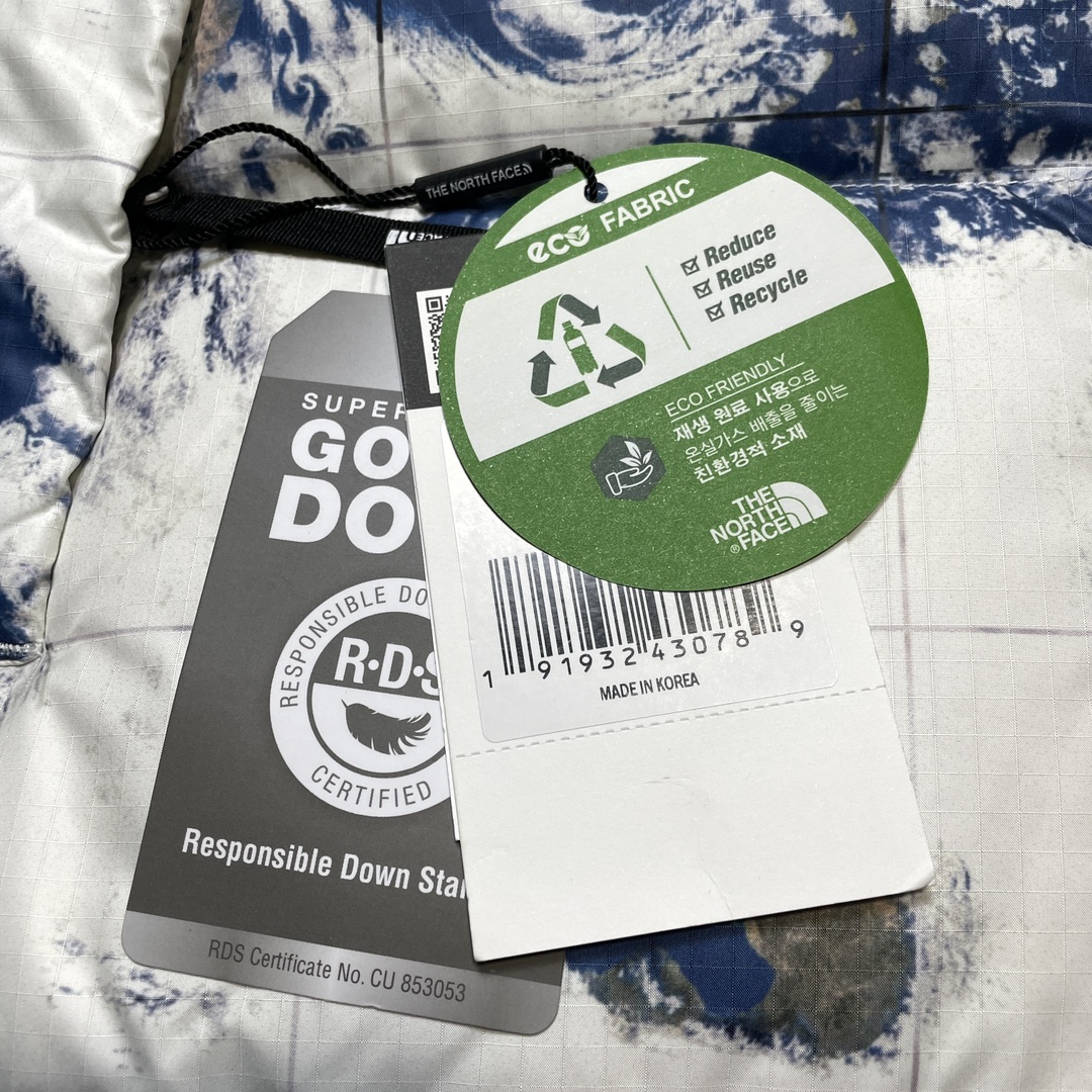 图片[6]-福利特价🔥S版 TNF 北面 Nuptse 地球款 袖标羽绒服 韩国出口同批次订单 高端零售 平台专供品质 刺绣采用进口田岛绣花 采用进口7号针 日本女皇绣线 保证每字饱满工 立体感清晰 内里填充国标羽绒，保暖性能更出色，轻便不厚重，压缩后的蓬松度恢复性好 原厂定制40D格子四级防水布料，内胆采用40T高密度胆布，防跑绒 并保证手感及膨松度，内里采用尼龙Nylon双重双层封禁设计，不会出现任何跑绒现象，内置抽拉绳扣的可调节下摆，可防风防寒 拉链采用吉田YKK原厂定制，刻字清晰，拉感完美顺滑不卡齿 辅料及扣子均采用原版一样铜芯弹簧【非市面铁芯弹簧】品质可随意对比 尺码：XS S M L XL XXL-选品中心