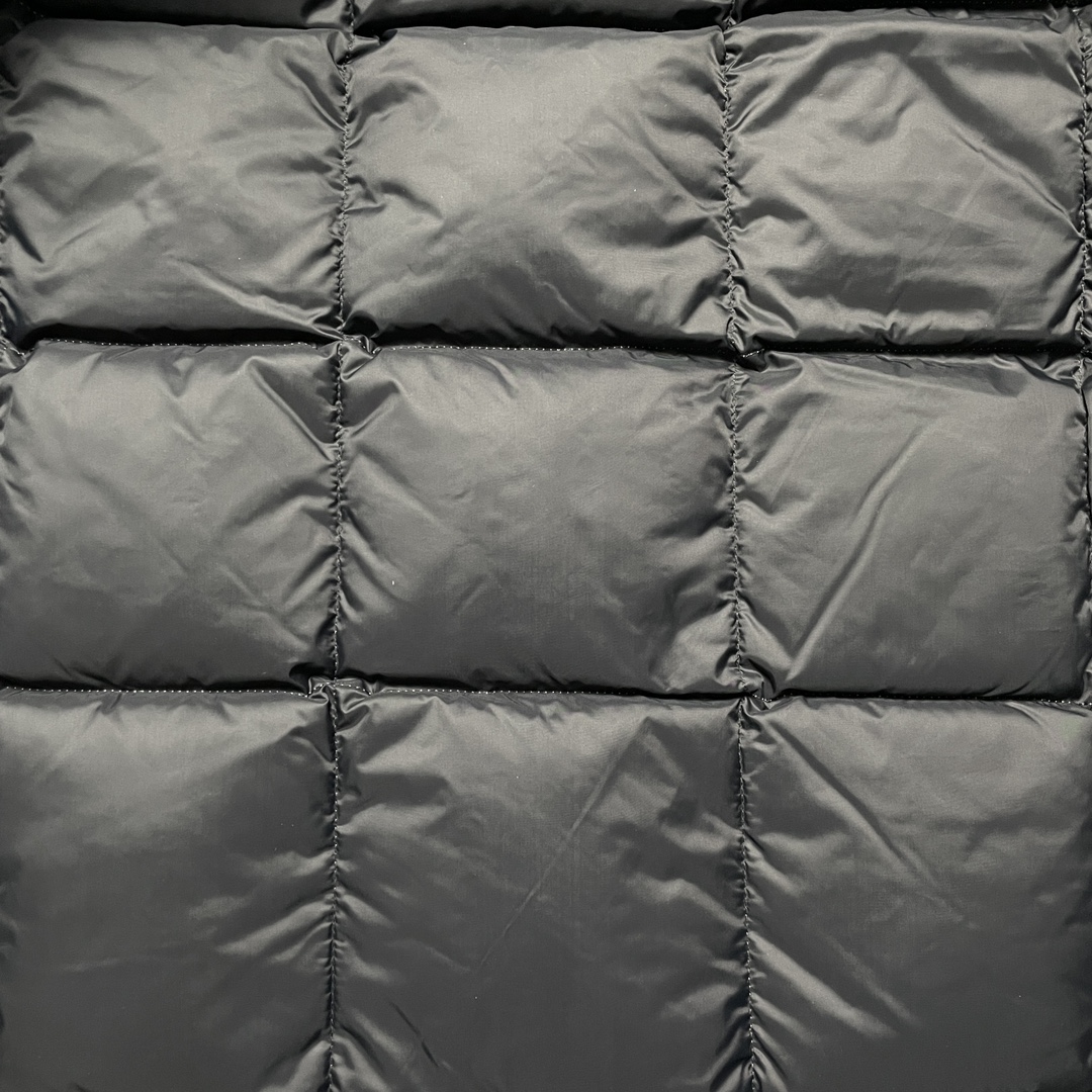 图片[7]-福利特价🔥S版 TNF 北面 雪山款3.0羽绒服 韩国出口同批次订单 高端零售 平台专供品质 百灵达绣花机万针刺绣 采用进口7号针 保证每字饱满工 立体感清晰 内里填充国标羽绒，保暖性能更出色，轻便不厚重，压缩后的蓬松度恢复性好 原厂定制40D格子四级防水布料（非市面通货内加胆布）内里采用尼龙Nylon双重双层封禁设计，不会出现任何跑绒现象，内置抽拉绳扣的可调节下摆，可防风防寒 拉链采用吉田YKK原厂定制，刻字清晰，拉感完美顺滑不卡齿 辅料及扣子均采用原版一样铜芯弹簧【非市面铁芯弹簧】品质可随意对比 尺码：XS S M L XL XXL-选品中心