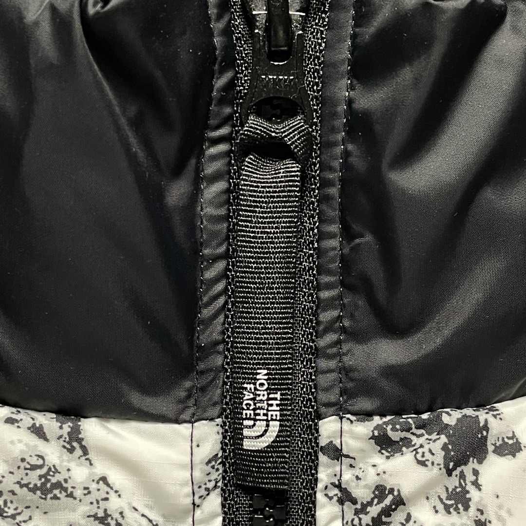 图片[4]-福利特价🔥S版 TNF 北面 雪山款3.0羽绒服 韩国出口同批次订单 高端零售 平台专供品质 百灵达绣花机万针刺绣 采用进口7号针 保证每字饱满工 立体感清晰 内里填充国标羽绒，保暖性能更出色，轻便不厚重，压缩后的蓬松度恢复性好 原厂定制40D格子四级防水布料（非市面通货内加胆布）内里采用尼龙Nylon双重双层封禁设计，不会出现任何跑绒现象，内置抽拉绳扣的可调节下摆，可防风防寒 拉链采用吉田YKK原厂定制，刻字清晰，拉感完美顺滑不卡齿 辅料及扣子均采用原版一样铜芯弹簧【非市面铁芯弹簧】品质可随意对比 尺码：XS S M L XL XXL-选品中心