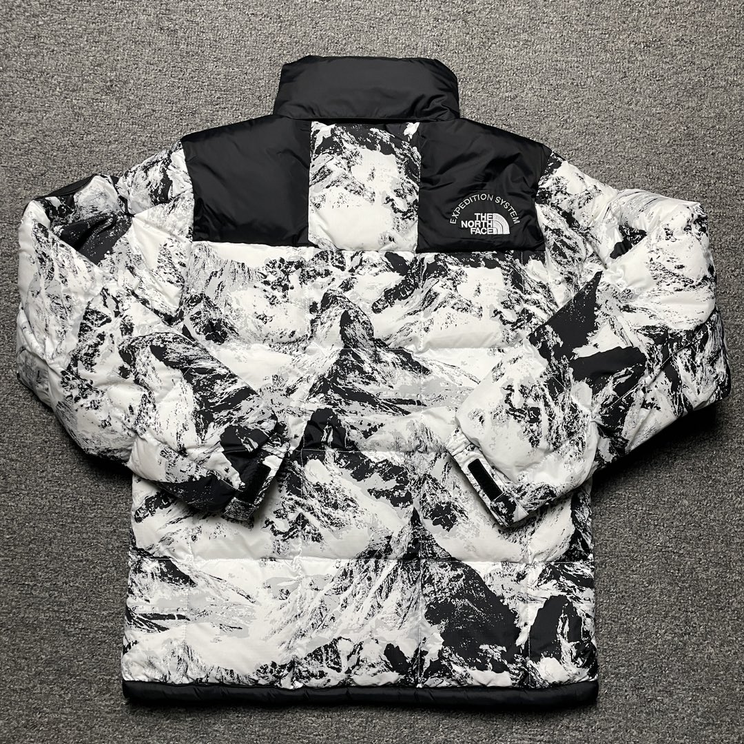 图片[3]-福利特价🔥S版 TNF 北面 雪山款3.0羽绒服 韩国出口同批次订单 高端零售 平台专供品质 百灵达绣花机万针刺绣 采用进口7号针 保证每字饱满工 立体感清晰 内里填充国标羽绒，保暖性能更出色，轻便不厚重，压缩后的蓬松度恢复性好 原厂定制40D格子四级防水布料（非市面通货内加胆布）内里采用尼龙Nylon双重双层封禁设计，不会出现任何跑绒现象，内置抽拉绳扣的可调节下摆，可防风防寒 拉链采用吉田YKK原厂定制，刻字清晰，拉感完美顺滑不卡齿 辅料及扣子均采用原版一样铜芯弹簧【非市面铁芯弹簧】品质可随意对比 尺码：XS S M L XL XXL-选品中心