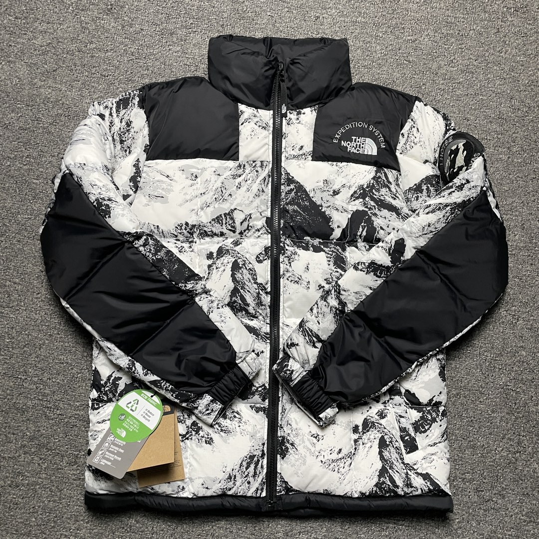 福利特价🔥S版 TNF 北面 雪山款3.0羽绒服 韩国出口同批次订单 高端零售 平台专供品质 百灵达绣花机万针刺绣 采用进口7号针 保证每字饱满工 立体感清晰 内里填充国标羽绒，保暖性能更出色，轻便不厚重，压缩后的蓬松度恢复性好 原厂定制40D格子四级防水布料（非市面通货内加胆布）内里采用尼龙Nylon双重双层封禁设计，不会出现任何跑绒现象，内置抽拉绳扣的可调节下摆，可防风防寒 拉链采用吉田YKK原厂定制，刻字清晰，拉感完美顺滑不卡齿 辅料及扣子均采用原版一样铜芯弹簧【非市面铁芯弹簧】品质可随意对比 尺码：XS S M L XL XXL-选品中心