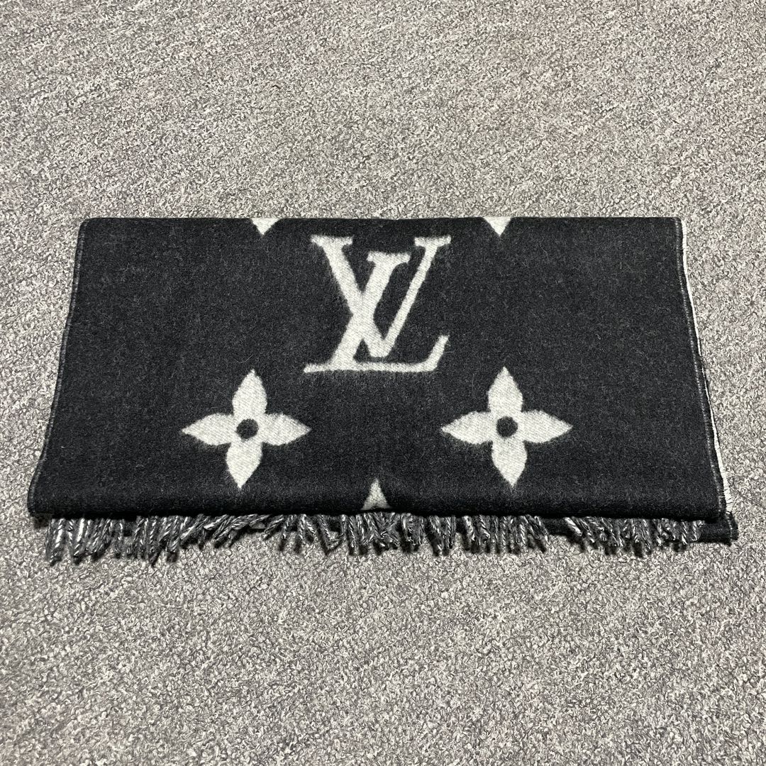 图片[2]-S# LV 路易威登 Reykjavik 双面羊绒流苏围巾 高端零售专供 原版开发 品质保证 100％放心出街 规格：170cm x 45cm 全套包装 黑灰两面可交替佩戴 ，面积大可作披风佩戴 采用100%羊绒，一体纺织工艺，羊绒与羊毛虽然都很保暖，但羊毛在舒适度上不如羊绒，羊绒更加细腻柔软！LOGO以黑灰交替纺纱呈现，羊绒的质感直接爆表 男女同款 注意 ⚠清洗建议：由于羊毛的材质特性，尽量干洗，尽量干洗，暴力机洗会出现缩水情况 ！如果觉得干洗，一次太贵，有耐心的朋友也可以手洗，一定要冷水，且不能手搓！清洗后第一时间压干（不会滴水的程度）不能拧干！不能拧干！-选品中心