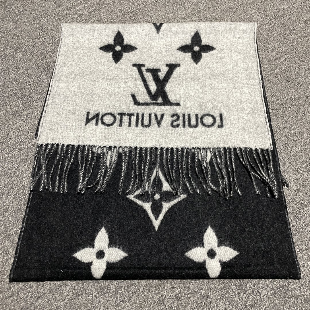 图片[6]-S# LV 路易威登 Reykjavik 双面羊绒流苏围巾 高端零售专供 原版开发 品质保证 100％放心出街 规格：170cm x 45cm 全套包装 黑灰两面可交替佩戴 ，面积大可作披风佩戴 采用100%羊绒，一体纺织工艺，羊绒与羊毛虽然都很保暖，但羊毛在舒适度上不如羊绒，羊绒更加细腻柔软！LOGO以黑灰交替纺纱呈现，羊绒的质感直接爆表 男女同款 注意 ⚠清洗建议：由于羊毛的材质特性，尽量干洗，尽量干洗，暴力机洗会出现缩水情况 ！如果觉得干洗，一次太贵，有耐心的朋友也可以手洗，一定要冷水，且不能手搓！清洗后第一时间压干（不会滴水的程度）不能拧干！不能拧干！-选品中心