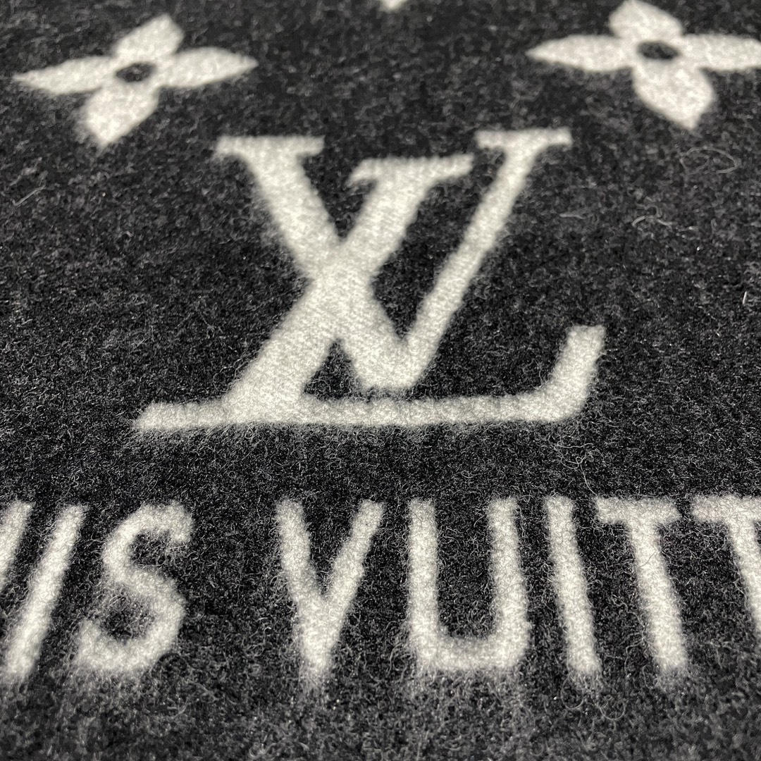 图片[5]-S# LV 路易威登 Reykjavik 双面羊绒流苏围巾 高端零售专供 原版开发 品质保证 100％放心出街 规格：170cm x 45cm 全套包装 黑灰两面可交替佩戴 ，面积大可作披风佩戴 采用100%羊绒，一体纺织工艺，羊绒与羊毛虽然都很保暖，但羊毛在舒适度上不如羊绒，羊绒更加细腻柔软！LOGO以黑灰交替纺纱呈现，羊绒的质感直接爆表 男女同款 注意 ⚠清洗建议：由于羊毛的材质特性，尽量干洗，尽量干洗，暴力机洗会出现缩水情况 ！如果觉得干洗，一次太贵，有耐心的朋友也可以手洗，一定要冷水，且不能手搓！清洗后第一时间压干（不会滴水的程度）不能拧干！不能拧干！-选品中心