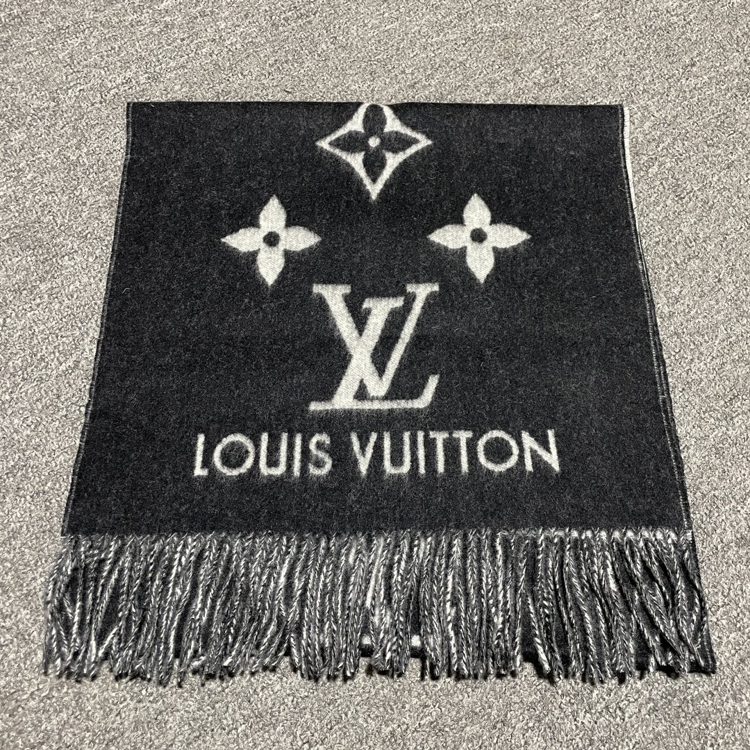S# LV 路易威登 Reykjavik 双面羊绒流苏围巾 高端零售专供 原版开发 品质保证 100％放心出街 规格：170cm x 45cm 全套包装 黑灰两面可交替佩戴 ，面积大可作披风佩戴 采用100%羊绒，一体纺织工艺，羊绒与羊毛虽然都很保暖，但羊毛在舒适度上不如羊绒，羊绒更加细腻柔软！LOGO以黑灰交替纺纱呈现，羊绒的质感直接爆表 男女同款 注意 ⚠清洗建议：由于羊毛的材质特性，尽量干洗，尽量干洗，暴力机洗会出现缩水情况 ！如果觉得干洗，一次太贵，有耐心的朋友也可以手洗，一定要冷水，且不能手搓！清洗后第一时间压干（不会滴水的程度）不能拧干！不能拧干！-选品中心