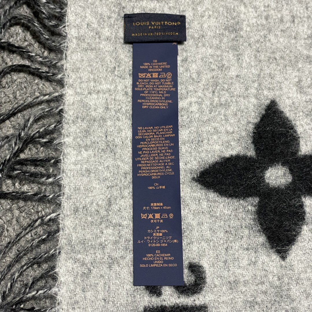 图片[7]-S# LV 路易威登 Reykjavik 双面羊绒流苏围巾 高端零售专供 原版开发 品质保证 100％放心出街 规格：170cm x 45cm 全套包装 黑灰两面可交替佩戴 ，面积大可作披风佩戴 采用100%羊绒，一体纺织工艺，羊绒与羊毛虽然都很保暖，但羊毛在舒适度上不如羊绒，羊绒更加细腻柔软！LOGO以黑灰交替纺纱呈现，羊绒的质感直接爆表 男女同款 注意 ⚠清洗建议：由于羊毛的材质特性，尽量干洗，尽量干洗，暴力机洗会出现缩水情况 ！如果觉得干洗，一次太贵，有耐心的朋友也可以手洗，一定要冷水，且不能手搓！清洗后第一时间压干（不会滴水的程度）不能拧干！不能拧干！-选品中心