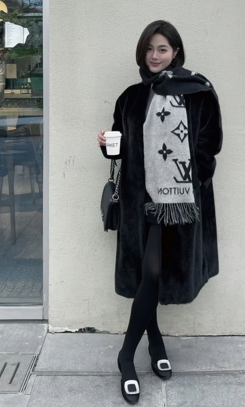 图片[7]-S# 1V 驴家 Reykjavik 双面羊绒流苏围巾 高端零售专供 原版开发 品质保证 100％放心出街 规格：170cm x 45cm 全套包装 黑灰两面可交替佩戴 ，面积大可作披风佩戴 采用100%羊绒，一体纺织工艺，羊绒与羊毛虽然都很保暖，但羊毛在舒适度上不如羊绒，羊绒更加细腻柔软！LOGO以黑灰交替纺纱呈现，羊绒的质感直接爆表 男女同款 注意 ⚠清洗建议：由于羊毛的材质特性，尽量干洗，尽量干洗，暴力机洗会出现缩水情况 ！如果觉得干洗，一次太贵，有耐心的朋友也可以手洗，一定要冷水，且不能手搓！清洗后第一时间压干（不会滴水的程度）不能拧干！不能拧干！-选品中心