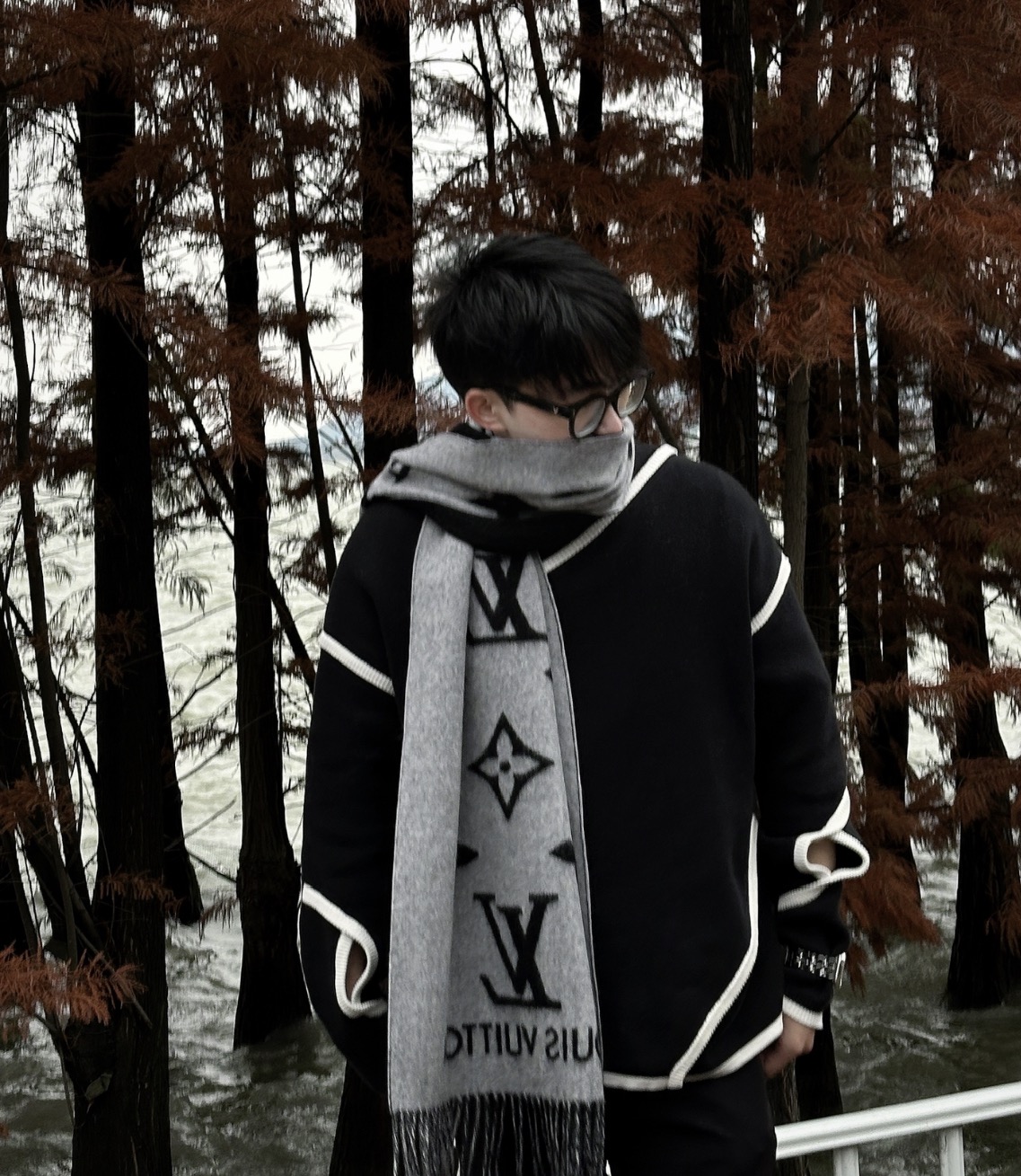 S# 1V 驴家 Reykjavik 双面羊绒流苏围巾 高端零售专供 原版开发 品质保证 100％放心出街 规格：170cm x 45cm 全套包装 黑灰两面可交替佩戴 ，面积大可作披风佩戴 采用100%羊绒，一体纺织工艺，羊绒与羊毛虽然都很保暖，但羊毛在舒适度上不如羊绒，羊绒更加细腻柔软！LOGO以黑灰交替纺纱呈现，羊绒的质感直接爆表 男女同款 注意 ⚠清洗建议：由于羊毛的材质特性，尽量干洗，尽量干洗，暴力机洗会出现缩水情况 ！如果觉得干洗，一次太贵，有耐心的朋友也可以手洗，一定要冷水，且不能手搓！清洗后第一时间压干（不会滴水的程度）不能拧干！不能拧干！-选品中心