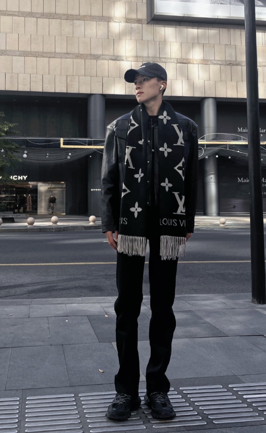 图片[12]-S# 1V 驴家 Reykjavik 双面羊绒流苏围巾 高端零售专供 原版开发 品质保证 100％放心出街 规格：170cm x 45cm 全套包装 黑灰两面可交替佩戴 ，面积大可作披风佩戴 采用100%羊绒，一体纺织工艺，羊绒与羊毛虽然都很保暖，但羊毛在舒适度上不如羊绒，羊绒更加细腻柔软！LOGO以黑灰交替纺纱呈现，羊绒的质感直接爆表 男女同款 注意 ⚠清洗建议：由于羊毛的材质特性，尽量干洗，尽量干洗，暴力机洗会出现缩水情况 ！如果觉得干洗，一次太贵，有耐心的朋友也可以手洗，一定要冷水，且不能手搓！清洗后第一时间压干（不会滴水的程度）不能拧干！不能拧干！-选品中心