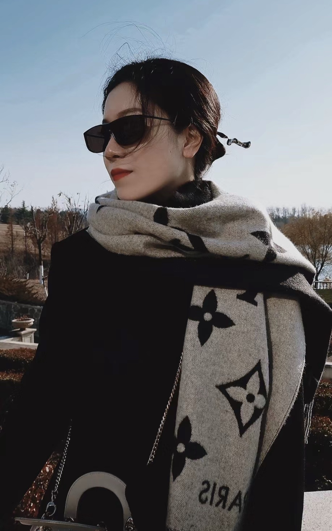 图片[2]-S# 1V 驴家 Reykjavik 双面羊绒流苏围巾 高端零售专供 原版开发 品质保证 100％放心出街 规格：170cm x 45cm 全套包装 黑灰两面可交替佩戴 ，面积大可作披风佩戴 采用100%羊绒，一体纺织工艺，羊绒与羊毛虽然都很保暖，但羊毛在舒适度上不如羊绒，羊绒更加细腻柔软！LOGO以黑灰交替纺纱呈现，羊绒的质感直接爆表 男女同款 注意 ⚠清洗建议：由于羊毛的材质特性，尽量干洗，尽量干洗，暴力机洗会出现缩水情况 ！如果觉得干洗，一次太贵，有耐心的朋友也可以手洗，一定要冷水，且不能手搓！清洗后第一时间压干（不会滴水的程度）不能拧干！不能拧干！-选品中心