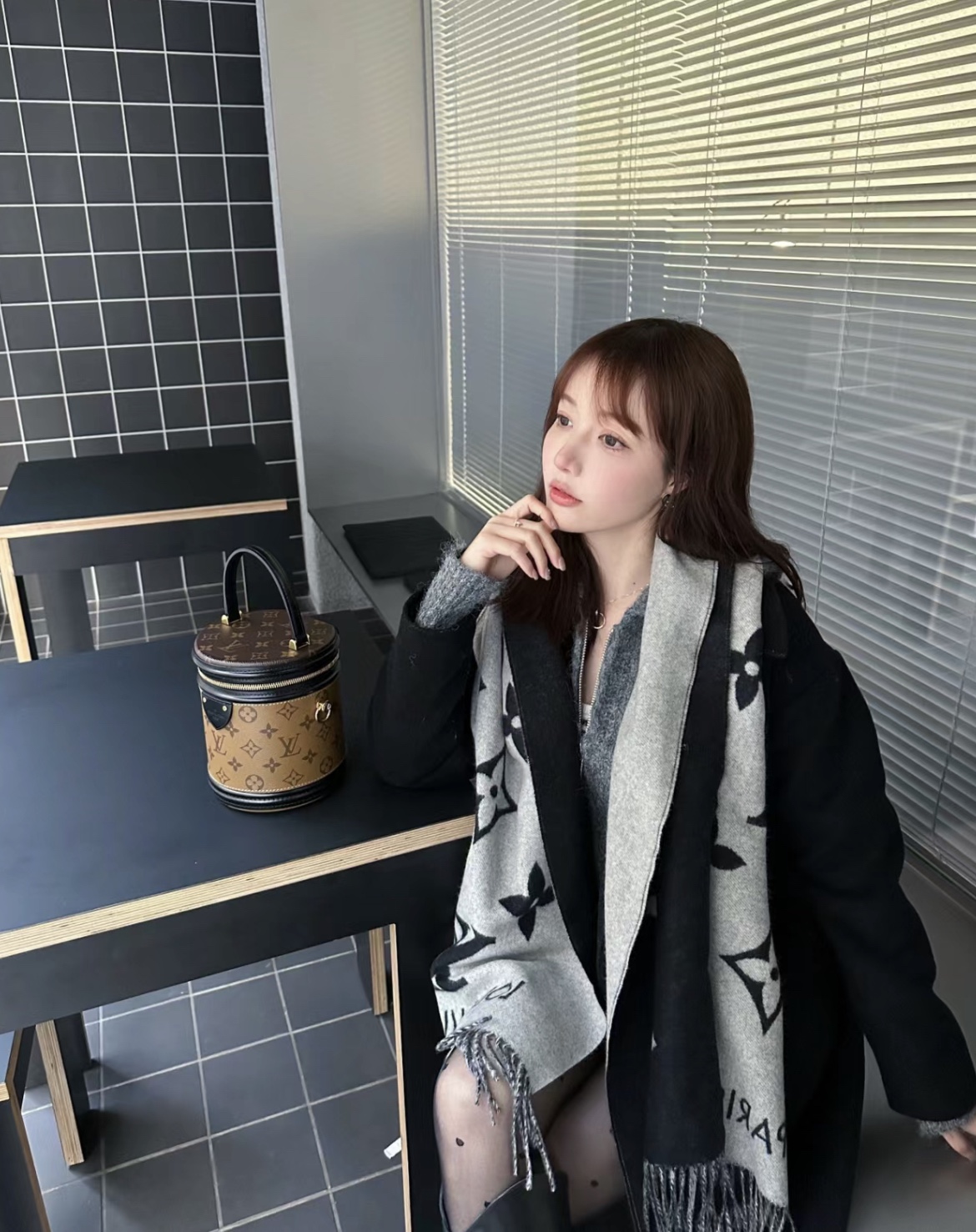 图片[10]-S# 1V 驴家 Reykjavik 双面羊绒流苏围巾 高端零售专供 原版开发 品质保证 100％放心出街 规格：170cm x 45cm 全套包装 黑灰两面可交替佩戴 ，面积大可作披风佩戴 采用100%羊绒，一体纺织工艺，羊绒与羊毛虽然都很保暖，但羊毛在舒适度上不如羊绒，羊绒更加细腻柔软！LOGO以黑灰交替纺纱呈现，羊绒的质感直接爆表 男女同款 注意 ⚠清洗建议：由于羊毛的材质特性，尽量干洗，尽量干洗，暴力机洗会出现缩水情况 ！如果觉得干洗，一次太贵，有耐心的朋友也可以手洗，一定要冷水，且不能手搓！清洗后第一时间压干（不会滴水的程度）不能拧干！不能拧干！-选品中心