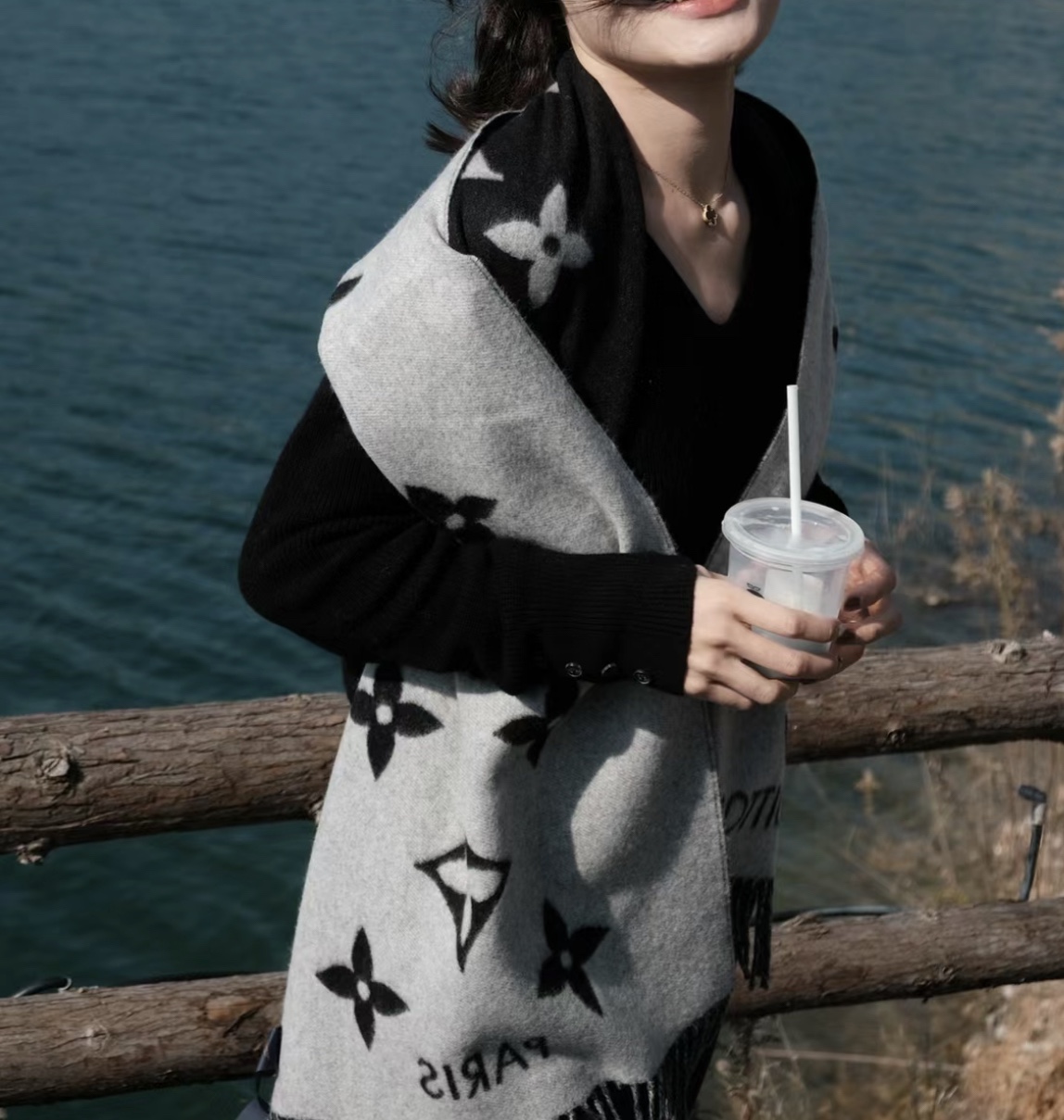 图片[3]-S# 1V 驴家 Reykjavik 双面羊绒流苏围巾 高端零售专供 原版开发 品质保证 100％放心出街 规格：170cm x 45cm 全套包装 黑灰两面可交替佩戴 ，面积大可作披风佩戴 采用100%羊绒，一体纺织工艺，羊绒与羊毛虽然都很保暖，但羊毛在舒适度上不如羊绒，羊绒更加细腻柔软！LOGO以黑灰交替纺纱呈现，羊绒的质感直接爆表 男女同款 注意 ⚠清洗建议：由于羊毛的材质特性，尽量干洗，尽量干洗，暴力机洗会出现缩水情况 ！如果觉得干洗，一次太贵，有耐心的朋友也可以手洗，一定要冷水，且不能手搓！清洗后第一时间压干（不会滴水的程度）不能拧干！不能拧干！-选品中心