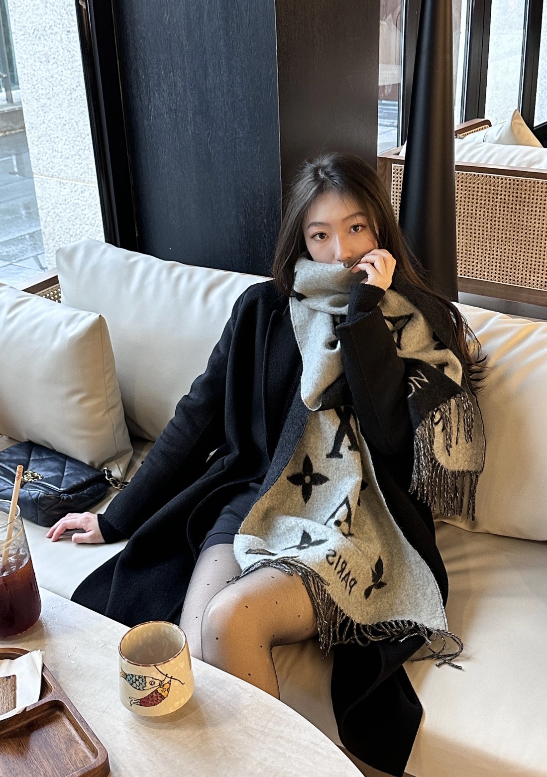 图片[9]-S# 1V 驴家 Reykjavik 双面羊绒流苏围巾 高端零售专供 原版开发 品质保证 100％放心出街 规格：170cm x 45cm 全套包装 黑灰两面可交替佩戴 ，面积大可作披风佩戴 采用100%羊绒，一体纺织工艺，羊绒与羊毛虽然都很保暖，但羊毛在舒适度上不如羊绒，羊绒更加细腻柔软！LOGO以黑灰交替纺纱呈现，羊绒的质感直接爆表 男女同款 注意 ⚠清洗建议：由于羊毛的材质特性，尽量干洗，尽量干洗，暴力机洗会出现缩水情况 ！如果觉得干洗，一次太贵，有耐心的朋友也可以手洗，一定要冷水，且不能手搓！清洗后第一时间压干（不会滴水的程度）不能拧干！不能拧干！-选品中心