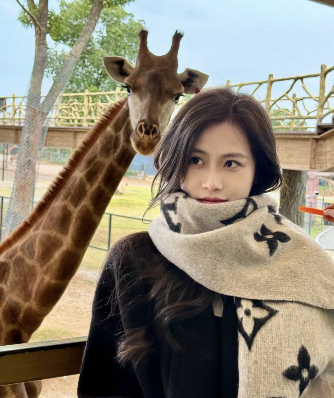 图片[11]-S# 1V 驴家 Reykjavik 双面羊绒流苏围巾 高端零售专供 原版开发 品质保证 100％放心出街 规格：170cm x 45cm 全套包装 黑灰两面可交替佩戴 ，面积大可作披风佩戴 采用100%羊绒，一体纺织工艺，羊绒与羊毛虽然都很保暖，但羊毛在舒适度上不如羊绒，羊绒更加细腻柔软！LOGO以黑灰交替纺纱呈现，羊绒的质感直接爆表 男女同款 注意 ⚠清洗建议：由于羊毛的材质特性，尽量干洗，尽量干洗，暴力机洗会出现缩水情况 ！如果觉得干洗，一次太贵，有耐心的朋友也可以手洗，一定要冷水，且不能手搓！清洗后第一时间压干（不会滴水的程度）不能拧干！不能拧干！-选品中心