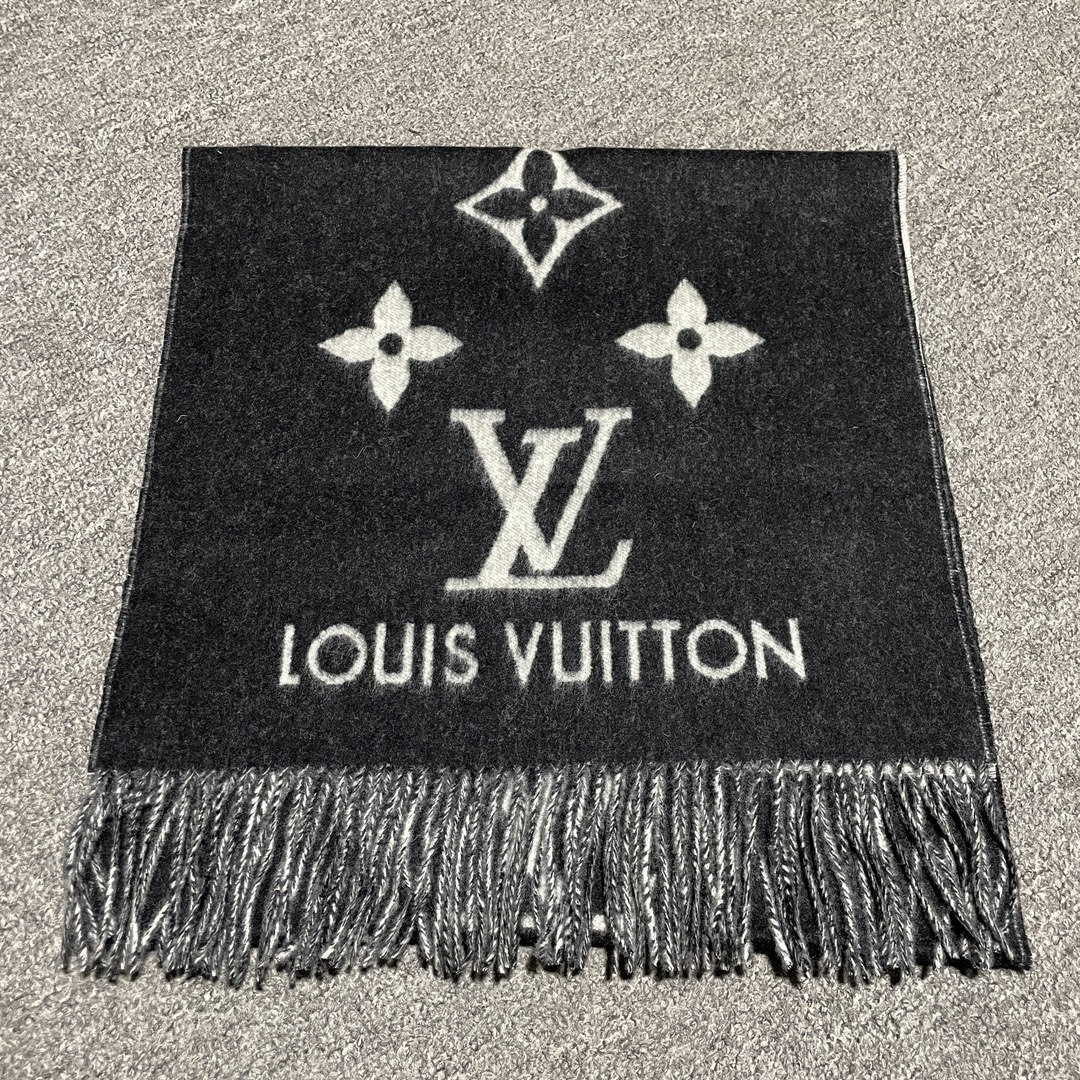 图片[5]-S# 1V 驴家 Reykjavik 双面羊绒流苏围巾 高端零售专供 原版开发 品质保证 100％放心出街 规格：170cm x 45cm 全套包装 黑灰两面可交替佩戴 ，面积大可作披风佩戴 采用100%羊绒，一体纺织工艺，羊绒与羊毛虽然都很保暖，但羊毛在舒适度上不如羊绒，羊绒更加细腻柔软！LOGO以黑灰交替纺纱呈现，羊绒的质感直接爆表 男女同款 注意 ⚠清洗建议：由于羊毛的材质特性，尽量干洗，尽量干洗，暴力机洗会出现缩水情况 ！如果觉得干洗，一次太贵，有耐心的朋友也可以手洗，一定要冷水，且不能手搓！清洗后第一时间压干（不会滴水的程度）不能拧干！不能拧干！-选品中心