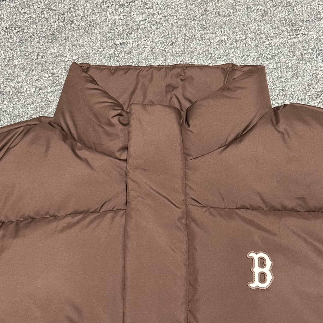 图片[2]-福利特价🔥 S版 MLB 纽约洋基队 冬季新款羽绒服 韩国出口同批次订单 高端零售 平台专供品质 真正原版开发 品质保证 100%放心出街 尺码：XS S M L XL XXL 内里：采用了800蓬的鹅绒填充，回弹性好，两层内衬不跑绒不透绒，提供了很高的保暖效果 面料：采用日本东丽面料，具备抗污，抗皱，防水和防风的特性，非常耐磨，透气性和舒适性出色 刺绣：直线挺直，曲线圆顺，针迹绵密整齐，边缘无参差现象，绣面平服，丝缕不歪斜，针距一致，不露底，不重叠，绣面光洁，无墨迹等污渍，采用先进的进口绣花机器确保绣花质量 原版定制三标辅料，和正品一致-选品中心