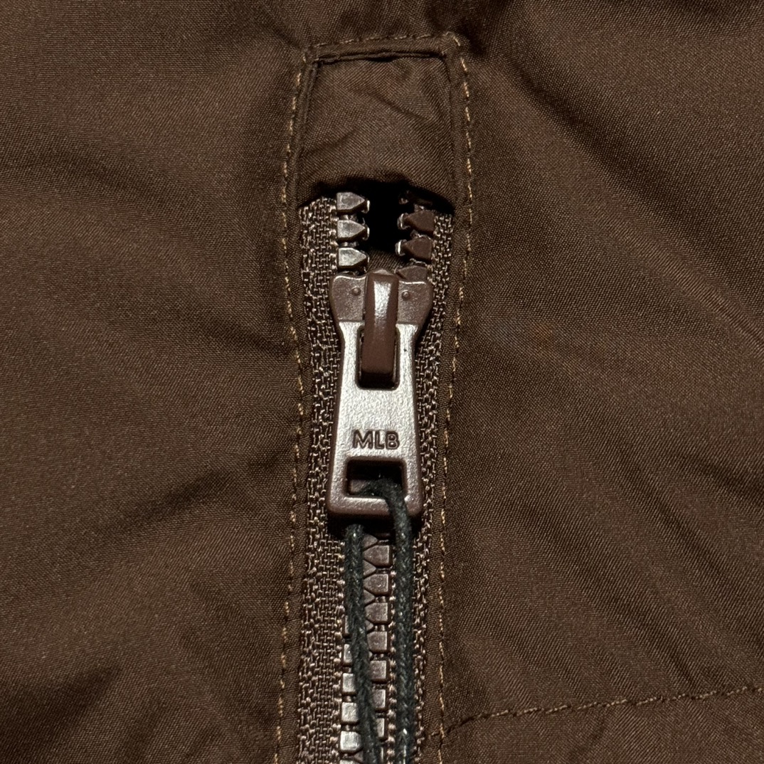 图片[8]-福利特价🔥 S版 MLB 纽约洋基队 冬季新款羽绒服 韩国出口同批次订单 高端零售 平台专供品质 真正原版开发 品质保证 100%放心出街 尺码：XS S M L XL XXL 内里：采用了800蓬的鹅绒填充，回弹性好，两层内衬不跑绒不透绒，提供了很高的保暖效果 面料：采用日本东丽面料，具备抗污，抗皱，防水和防风的特性，非常耐磨，透气性和舒适性出色 刺绣：直线挺直，曲线圆顺，针迹绵密整齐，边缘无参差现象，绣面平服，丝缕不歪斜，针距一致，不露底，不重叠，绣面光洁，无墨迹等污渍，采用先进的进口绣花机器确保绣花质量 原版定制三标辅料，和正品一致-选品中心