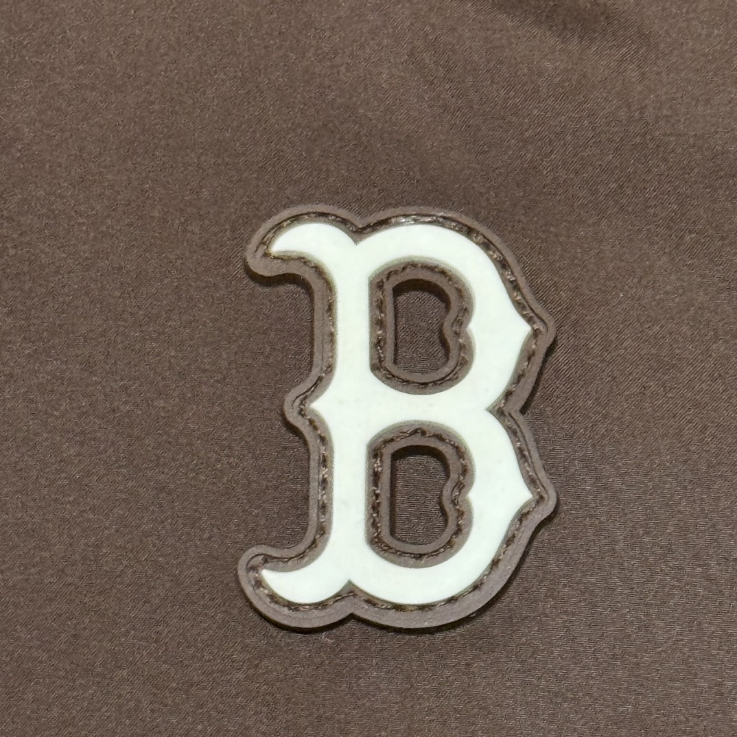 图片[7]-福利特价🔥 S版 MLB 纽约洋基队 冬季新款羽绒服 韩国出口同批次订单 高端零售 平台专供品质 真正原版开发 品质保证 100%放心出街 尺码：XS S M L XL XXL 内里：采用了800蓬的鹅绒填充，回弹性好，两层内衬不跑绒不透绒，提供了很高的保暖效果 面料：采用日本东丽面料，具备抗污，抗皱，防水和防风的特性，非常耐磨，透气性和舒适性出色 刺绣：直线挺直，曲线圆顺，针迹绵密整齐，边缘无参差现象，绣面平服，丝缕不歪斜，针距一致，不露底，不重叠，绣面光洁，无墨迹等污渍，采用先进的进口绣花机器确保绣花质量 原版定制三标辅料，和正品一致-选品中心