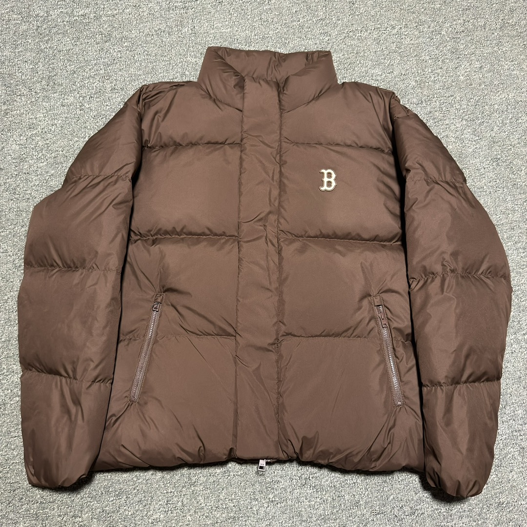 福利特价🔥 S版 MLB 纽约洋基队 冬季新款羽绒服 韩国出口同批次订单 高端零售 平台专供品质 真正原版开发 品质保证 100%放心出街 尺码：XS S M L XL XXL 内里：采用了800蓬的鹅绒填充，回弹性好，两层内衬不跑绒不透绒，提供了很高的保暖效果 面料：采用日本东丽面料，具备抗污，抗皱，防水和防风的特性，非常耐磨，透气性和舒适性出色 刺绣：直线挺直，曲线圆顺，针迹绵密整齐，边缘无参差现象，绣面平服，丝缕不歪斜，针距一致，不露底，不重叠，绣面光洁，无墨迹等污渍，采用先进的进口绣花机器确保绣花质量 原版定制三标辅料，和正品一致-选品中心