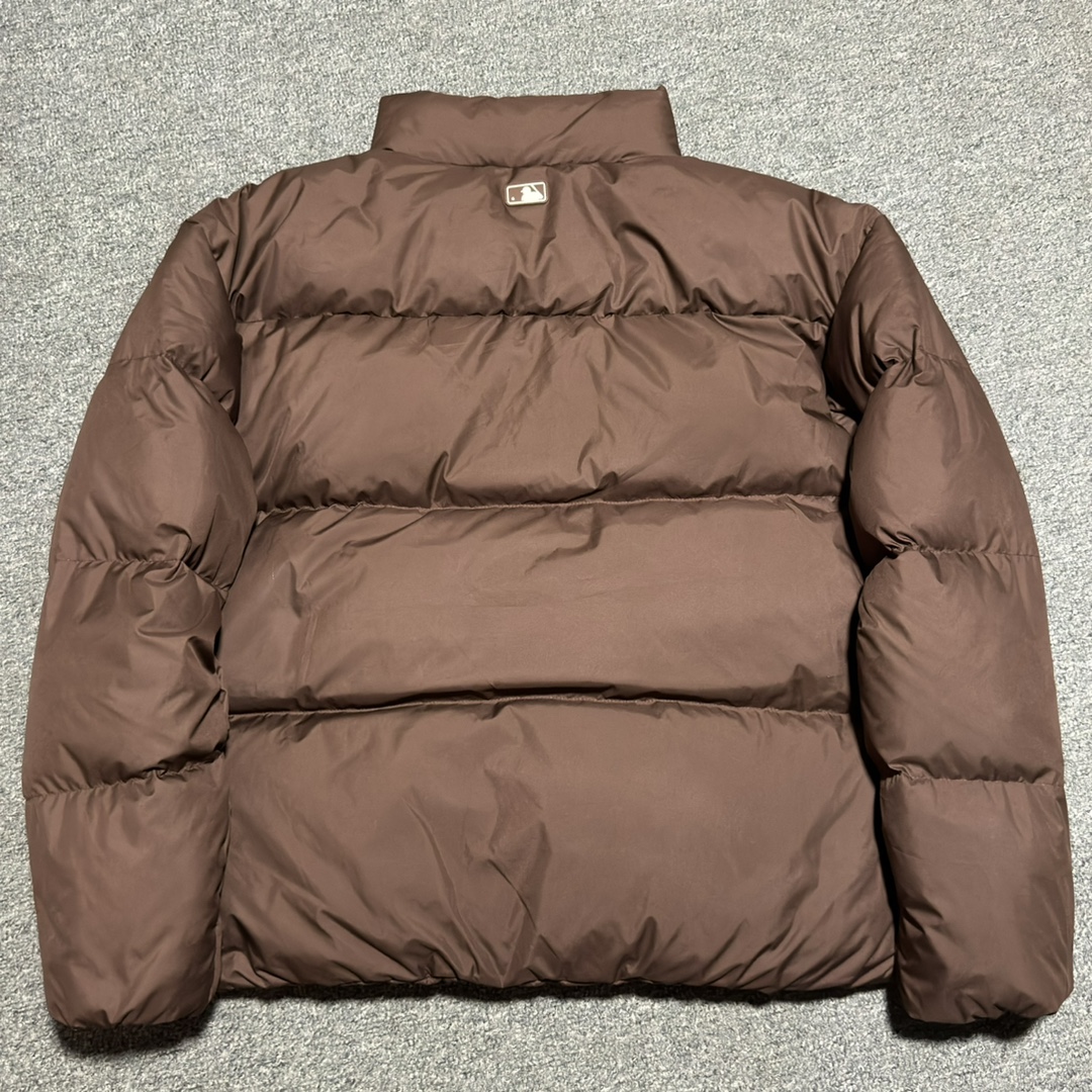 图片[3]-福利特价🔥 S版 MLB 纽约洋基队 冬季新款羽绒服 韩国出口同批次订单 高端零售 平台专供品质 真正原版开发 品质保证 100%放心出街 尺码：XS S M L XL XXL 内里：采用了800蓬的鹅绒填充，回弹性好，两层内衬不跑绒不透绒，提供了很高的保暖效果 面料：采用日本东丽面料，具备抗污，抗皱，防水和防风的特性，非常耐磨，透气性和舒适性出色 刺绣：直线挺直，曲线圆顺，针迹绵密整齐，边缘无参差现象，绣面平服，丝缕不歪斜，针距一致，不露底，不重叠，绣面光洁，无墨迹等污渍，采用先进的进口绣花机器确保绣花质量 原版定制三标辅料，和正品一致-选品中心