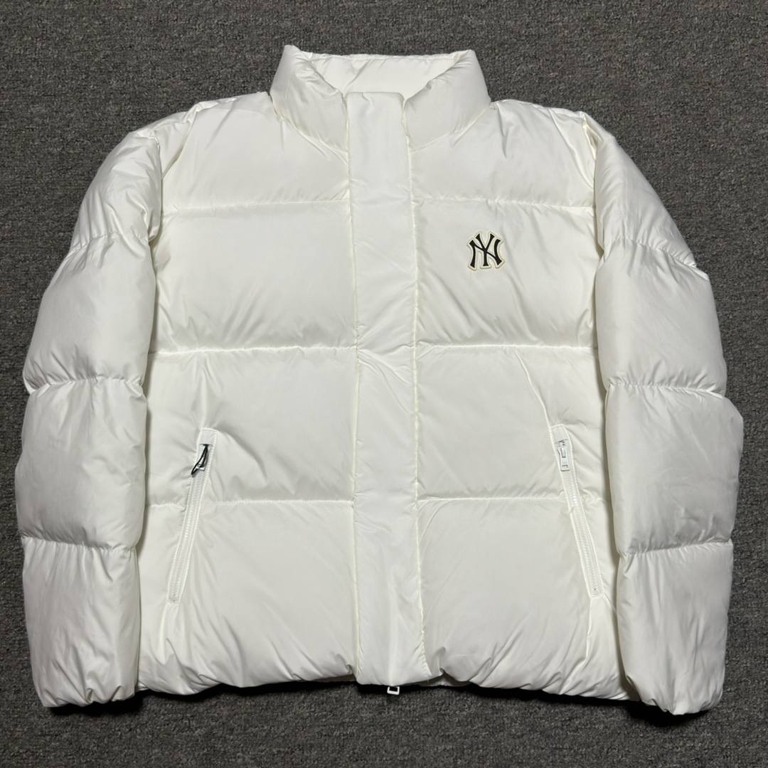 福利特价🔥 S版 MLB 纽约洋基队 冬季新款羽绒服 韩国出口同批次订单 高端零售 平台专供品质 真正原版开发 品质保证 100%放心出街 尺码：XS S M L XL XXL 内里：采用了800蓬的鹅绒填充，回弹性好，两层内衬不跑绒不透绒，提供了很高的保暖效果 面料：采用日本东丽面料，具备抗污，抗皱，防水和防风的特性，非常耐磨，透气性和舒适性出色 刺绣：直线挺直，曲线圆顺，针迹绵密整齐，边缘无参差现象，绣面平服，丝缕不歪斜，针距一致，不露底，不重叠，绣面光洁，无墨迹等污渍，采用先进的进口绣花机器确保绣花质量 原版定制三标辅料，和正品一致-选品中心