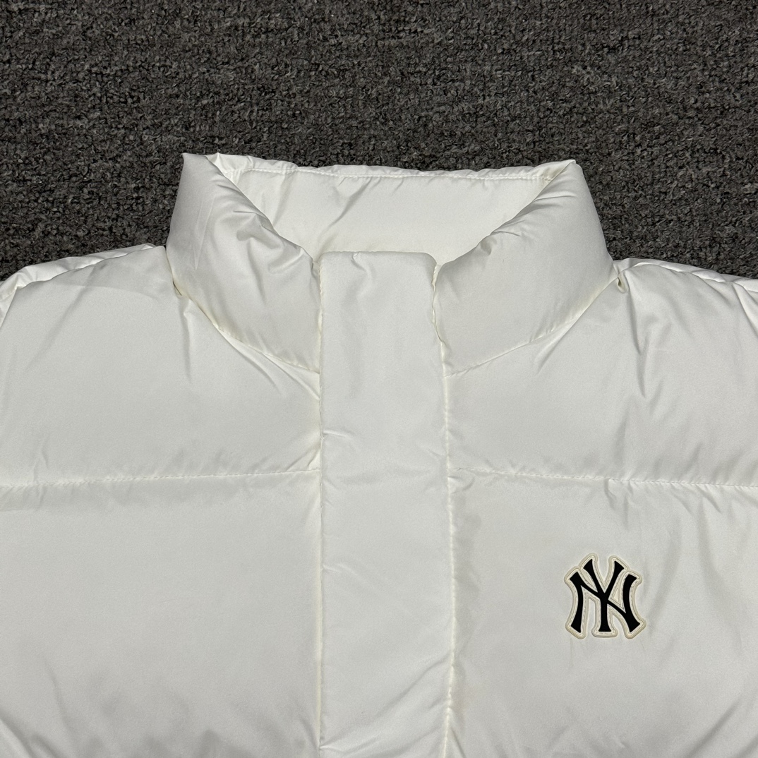 图片[2]-福利特价🔥 S版 MLB 纽约洋基队 冬季新款羽绒服 韩国出口同批次订单 高端零售 平台专供品质 真正原版开发 品质保证 100%放心出街 尺码：XS S M L XL XXL 内里：采用了800蓬的鹅绒填充，回弹性好，两层内衬不跑绒不透绒，提供了很高的保暖效果 面料：采用日本东丽面料，具备抗污，抗皱，防水和防风的特性，非常耐磨，透气性和舒适性出色 刺绣：直线挺直，曲线圆顺，针迹绵密整齐，边缘无参差现象，绣面平服，丝缕不歪斜，针距一致，不露底，不重叠，绣面光洁，无墨迹等污渍，采用先进的进口绣花机器确保绣花质量 原版定制三标辅料，和正品一致-选品中心