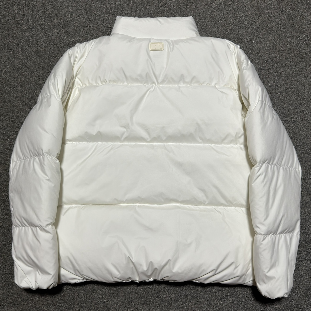 图片[3]-福利特价🔥 S版 MLB 纽约洋基队 冬季新款羽绒服 韩国出口同批次订单 高端零售 平台专供品质 真正原版开发 品质保证 100%放心出街 尺码：XS S M L XL XXL 内里：采用了800蓬的鹅绒填充，回弹性好，两层内衬不跑绒不透绒，提供了很高的保暖效果 面料：采用日本东丽面料，具备抗污，抗皱，防水和防风的特性，非常耐磨，透气性和舒适性出色 刺绣：直线挺直，曲线圆顺，针迹绵密整齐，边缘无参差现象，绣面平服，丝缕不歪斜，针距一致，不露底，不重叠，绣面光洁，无墨迹等污渍，采用先进的进口绣花机器确保绣花质量 原版定制三标辅料，和正品一致-选品中心