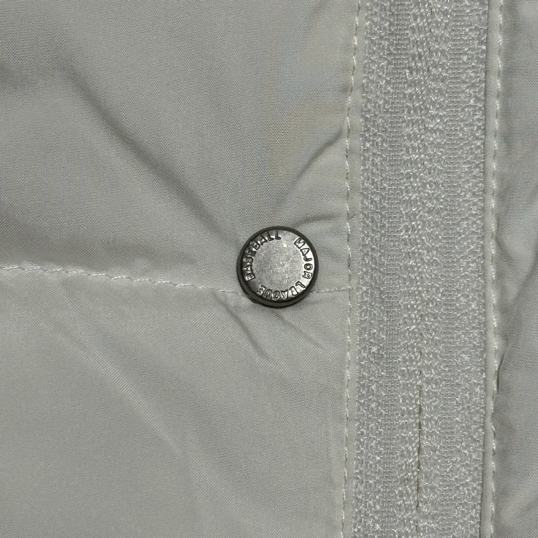 图片[4]-福利特价🔥 S版 MLB 纽约洋基队 冬季新款羽绒服 韩国出口同批次订单 高端零售 平台专供品质 真正原版开发 品质保证 100%放心出街 尺码：XS S M L XL XXL 内里：采用了800蓬的鹅绒填充，回弹性好，两层内衬不跑绒不透绒，提供了很高的保暖效果 面料：采用日本东丽面料，具备抗污，抗皱，防水和防风的特性，非常耐磨，透气性和舒适性出色 刺绣：直线挺直，曲线圆顺，针迹绵密整齐，边缘无参差现象，绣面平服，丝缕不歪斜，针距一致，不露底，不重叠，绣面光洁，无墨迹等污渍，采用先进的进口绣花机器确保绣花质量 原版定制三标辅料，和正品一致-选品中心