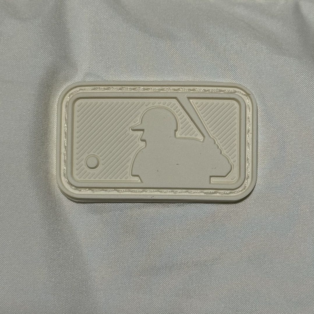 图片[5]-福利特价🔥 S版 MLB 纽约洋基队 冬季新款羽绒服 韩国出口同批次订单 高端零售 平台专供品质 真正原版开发 品质保证 100%放心出街 尺码：XS S M L XL XXL 内里：采用了800蓬的鹅绒填充，回弹性好，两层内衬不跑绒不透绒，提供了很高的保暖效果 面料：采用日本东丽面料，具备抗污，抗皱，防水和防风的特性，非常耐磨，透气性和舒适性出色 刺绣：直线挺直，曲线圆顺，针迹绵密整齐，边缘无参差现象，绣面平服，丝缕不歪斜，针距一致，不露底，不重叠，绣面光洁，无墨迹等污渍，采用先进的进口绣花机器确保绣花质量 原版定制三标辅料，和正品一致-选品中心