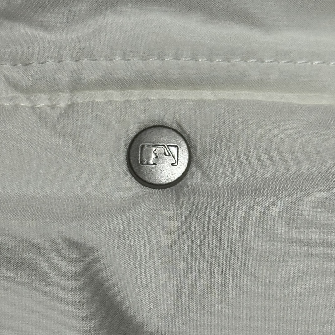 图片[6]-福利特价🔥 S版 MLB 纽约洋基队 冬季新款羽绒服 韩国出口同批次订单 高端零售 平台专供品质 真正原版开发 品质保证 100%放心出街 尺码：XS S M L XL XXL 内里：采用了800蓬的鹅绒填充，回弹性好，两层内衬不跑绒不透绒，提供了很高的保暖效果 面料：采用日本东丽面料，具备抗污，抗皱，防水和防风的特性，非常耐磨，透气性和舒适性出色 刺绣：直线挺直，曲线圆顺，针迹绵密整齐，边缘无参差现象，绣面平服，丝缕不歪斜，针距一致，不露底，不重叠，绣面光洁，无墨迹等污渍，采用先进的进口绣花机器确保绣花质量 原版定制三标辅料，和正品一致-选品中心